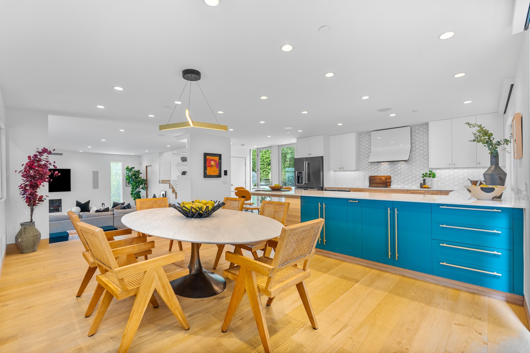  2129 Redcliff St - 物件實景