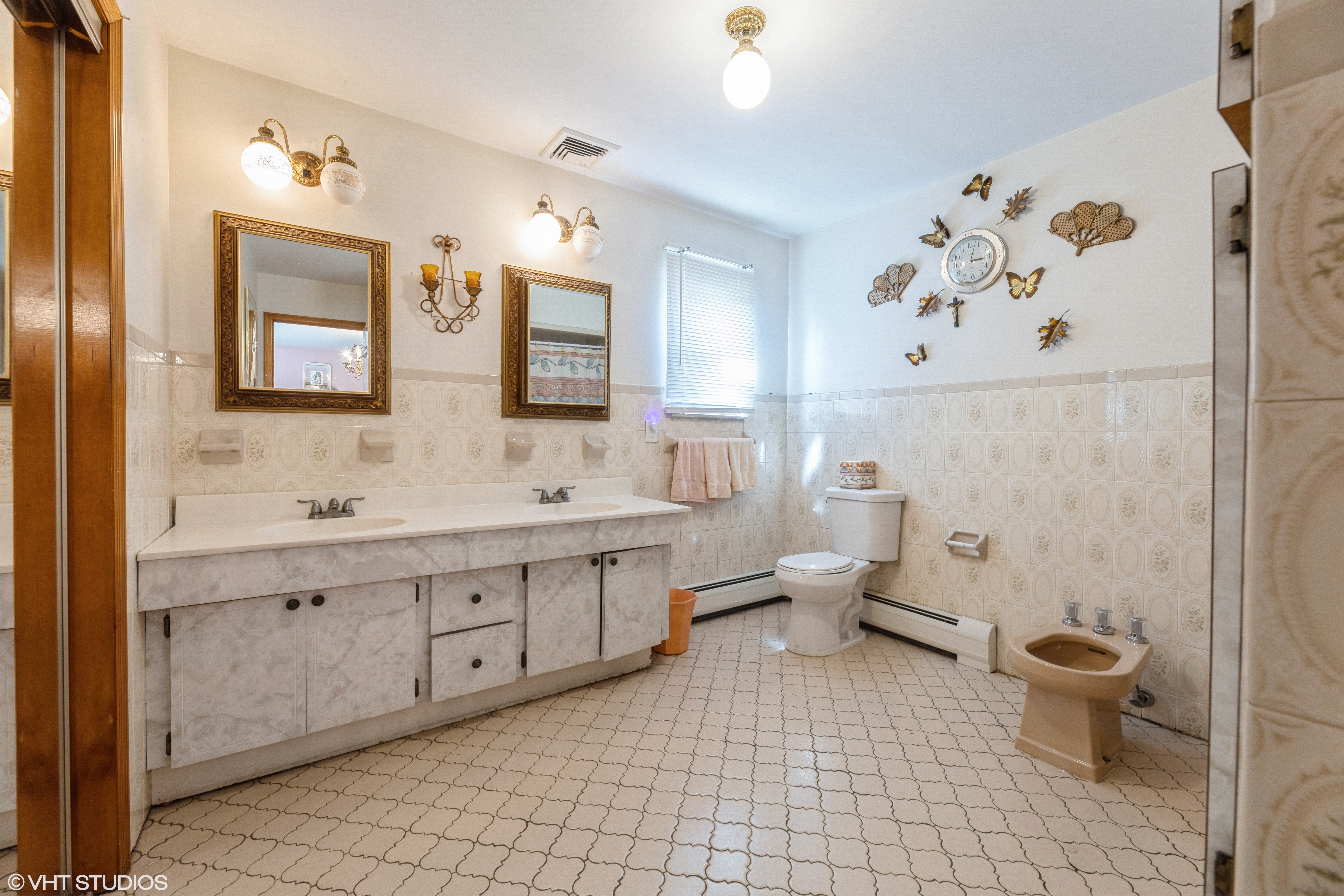 Moonachie, New Jersey, 07074, United States, 5 Bedrooms Bedrooms, ,4 BathroomsBathrooms,Residential,For Sale,1936964