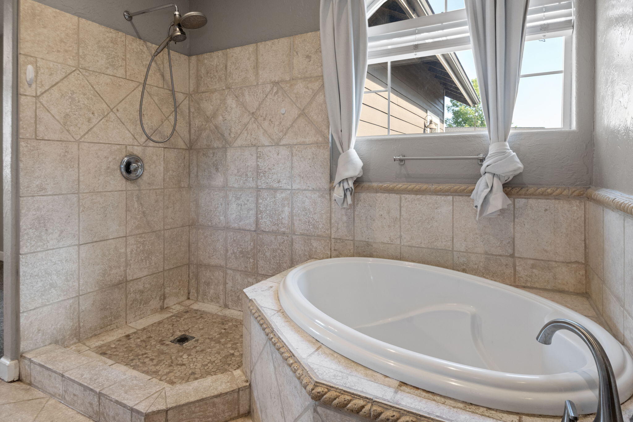 Bend, Oregon, 97701, United States, 3 Bedrooms Bedrooms, ,3 BathroomsBathrooms,Residential,For Sale,1898955