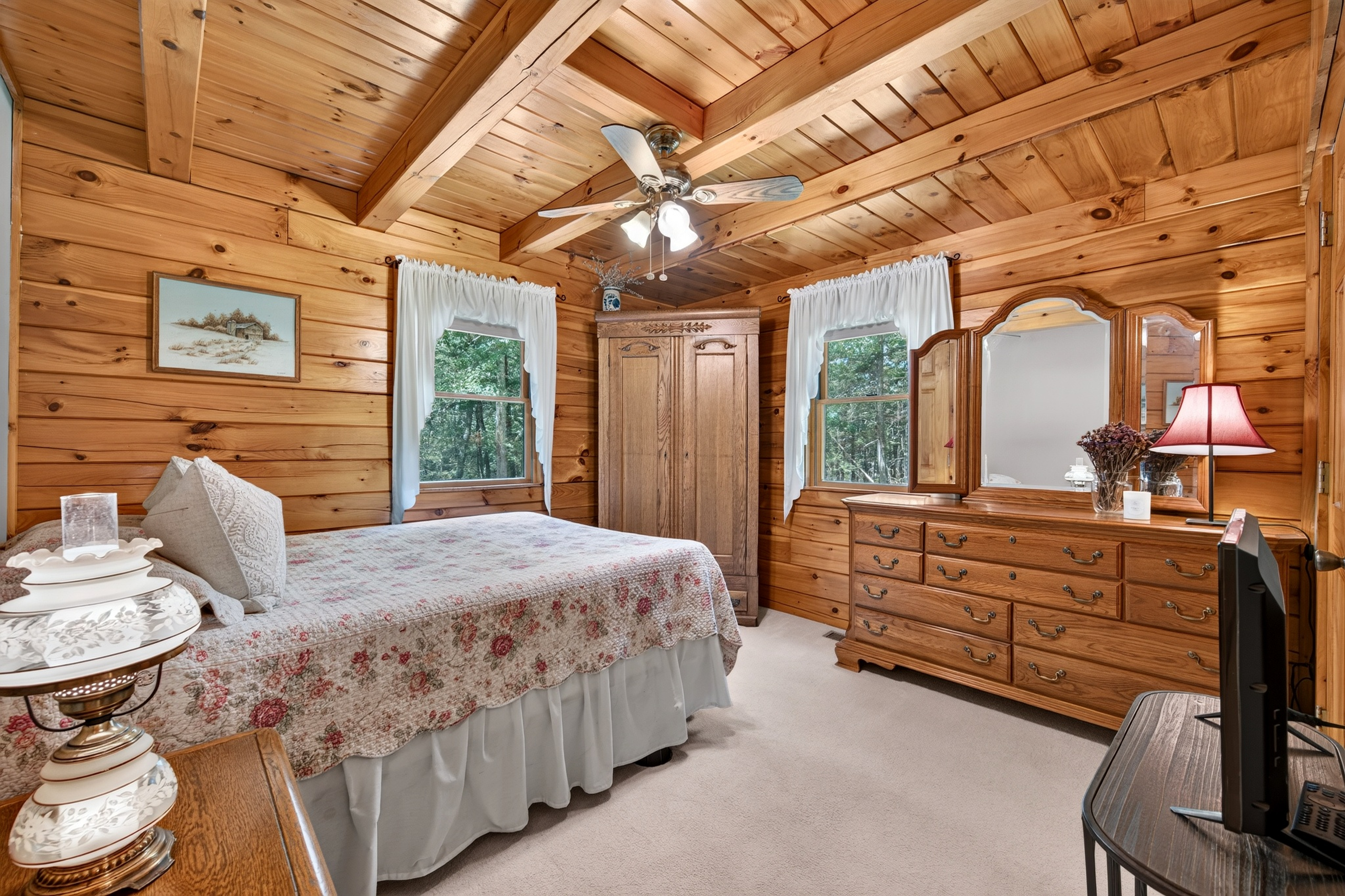  Tucked within four private, tranquil acres, this charming rustic log home offers - 物件實景