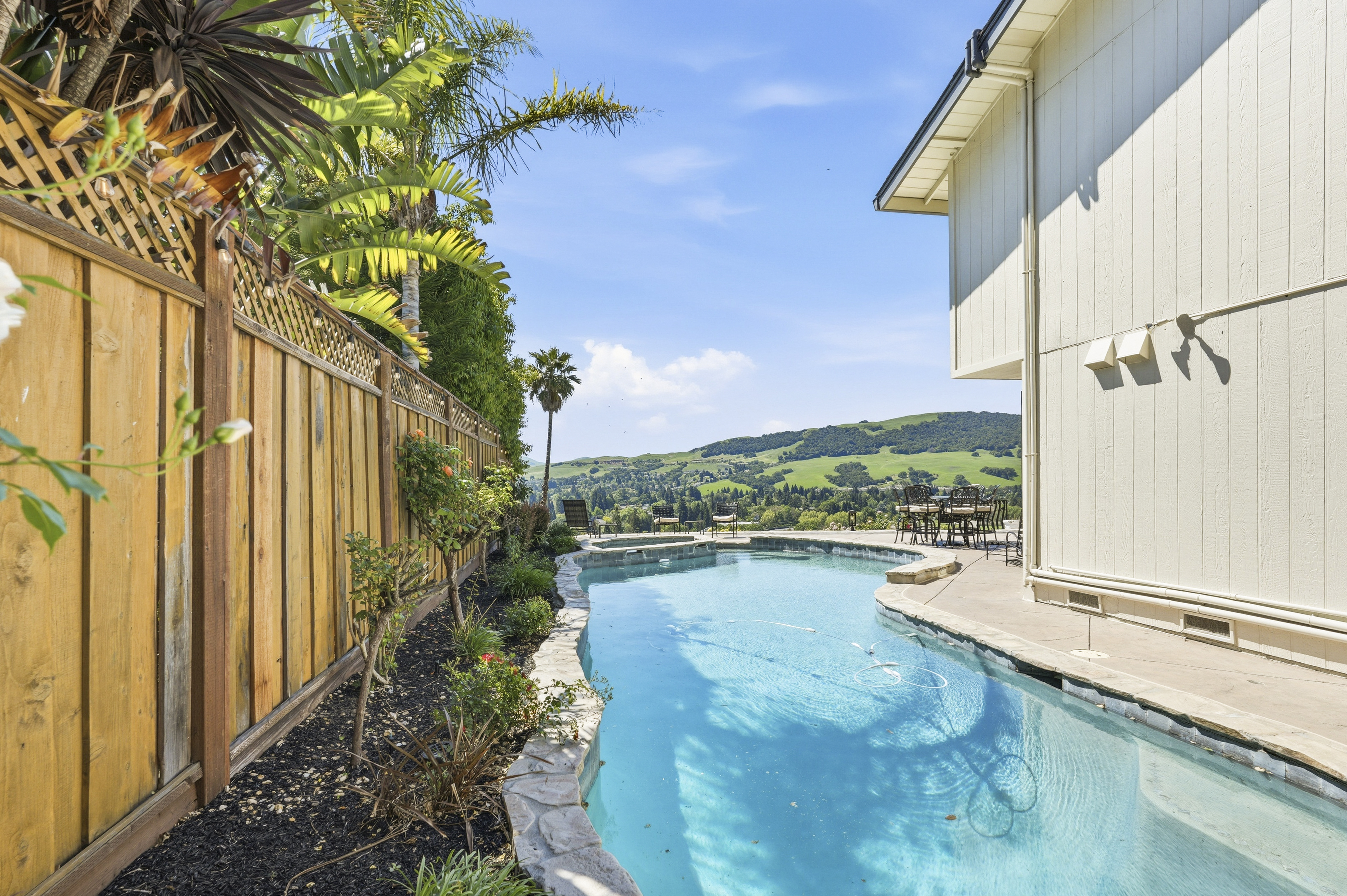  Million Dollar Views and Timeless Elegance in This Exceptional Residence - 物件實景