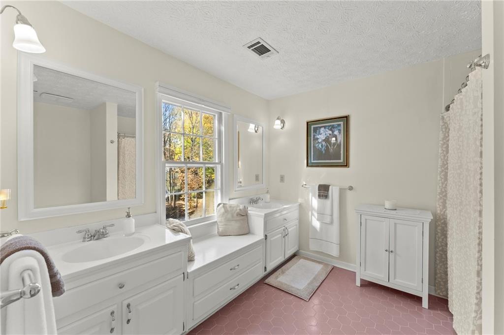 Roswell, Georgia, 30075, United States, 5 Bedrooms Bedrooms, ,4 BathroomsBathrooms,Residential,For Sale,1990755