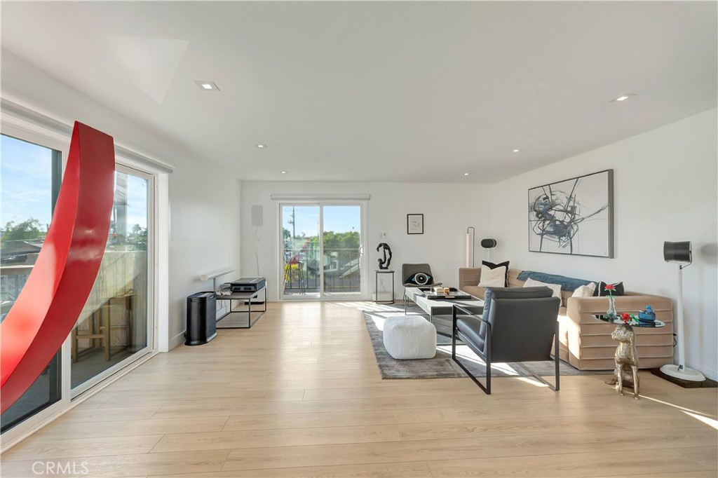 Long Beach, California, 90814, United States, 2 Bedrooms Bedrooms, ,1 BathroomBathrooms,Residential,For Sale,1989158