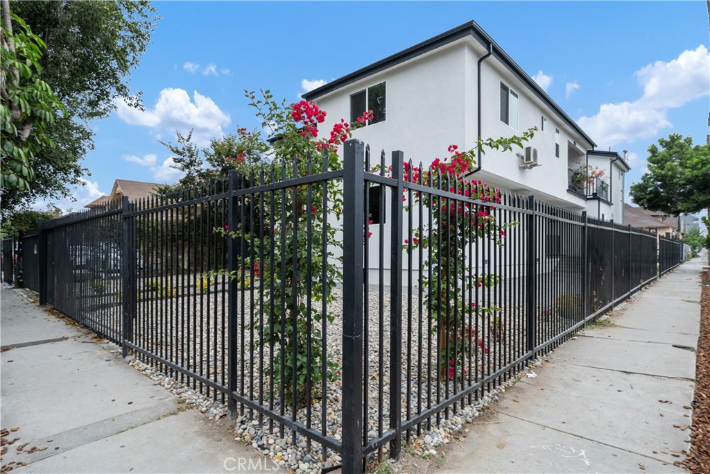 Los Angeles, California, 90011, United States, ,Residential,For Sale,1991089