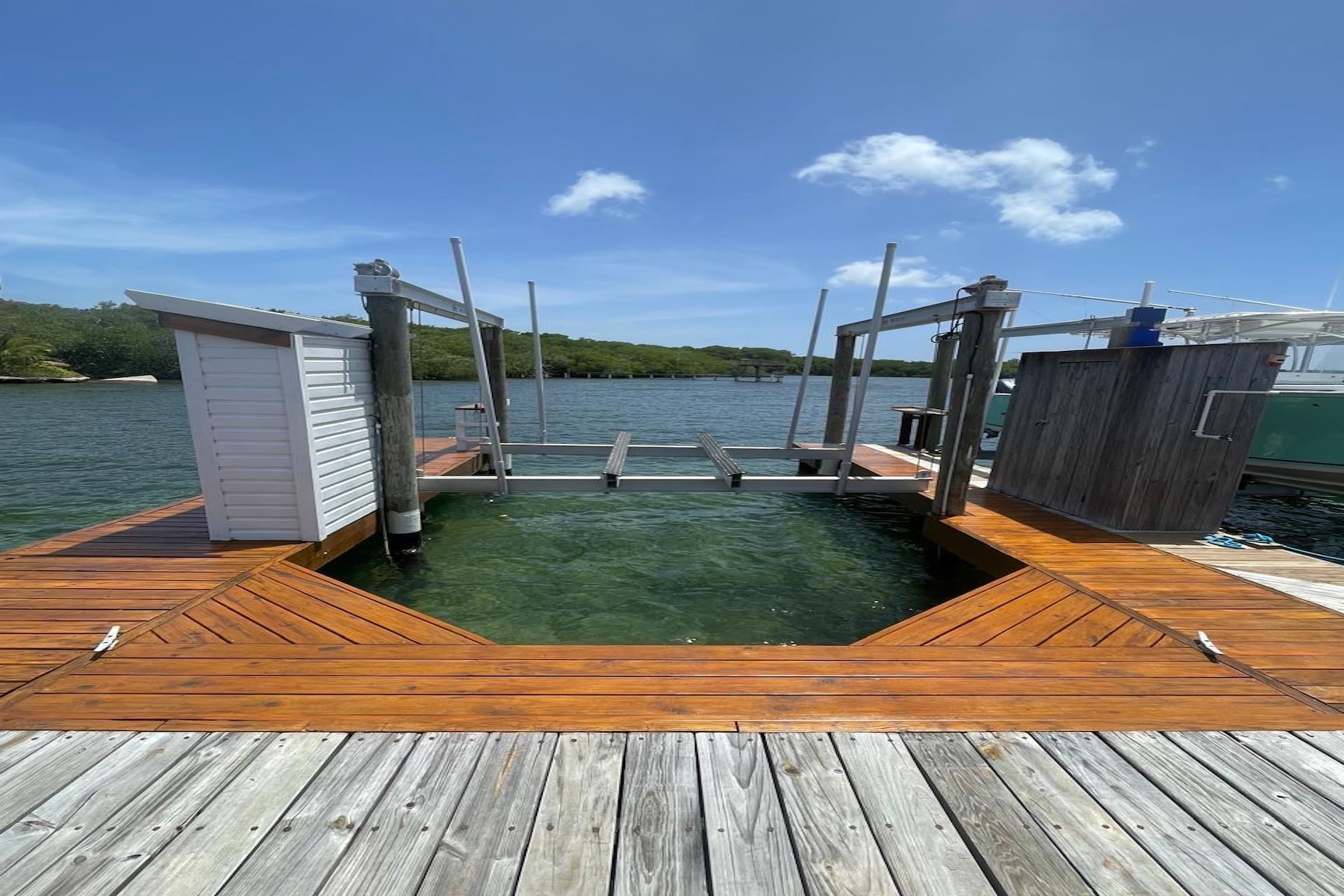  Exquisite Executive Hilltop Home with Pool & Boat Slip - 物件實景