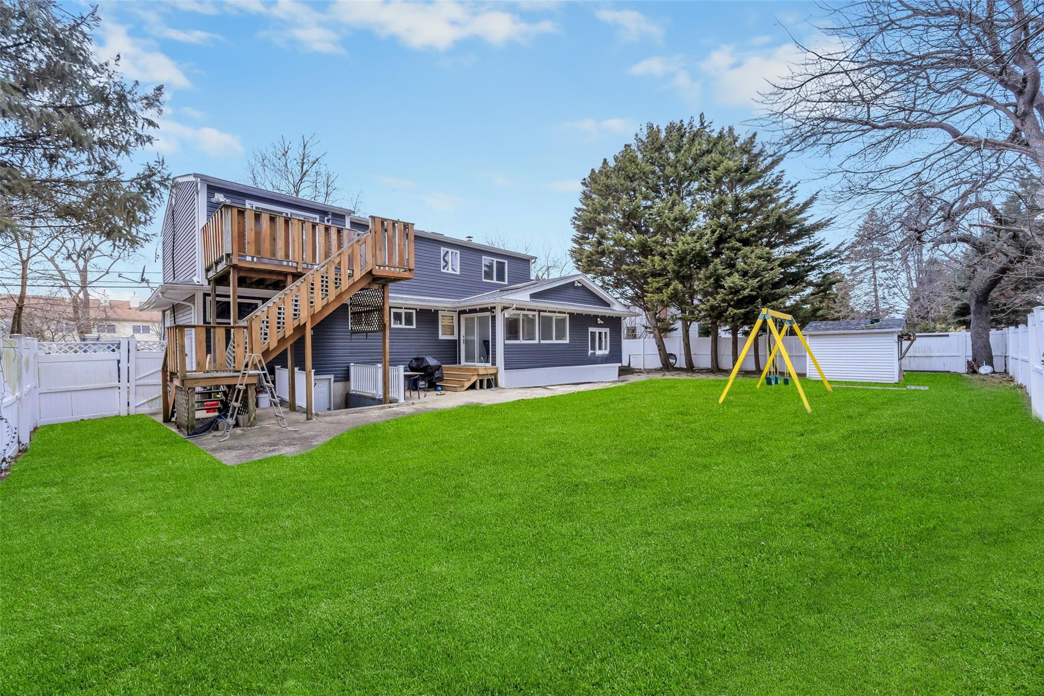 Lindenhurst, New York, 11757, United States, 5 Bedrooms Bedrooms, ,3 BathroomsBathrooms,Residential,For Sale,1707777