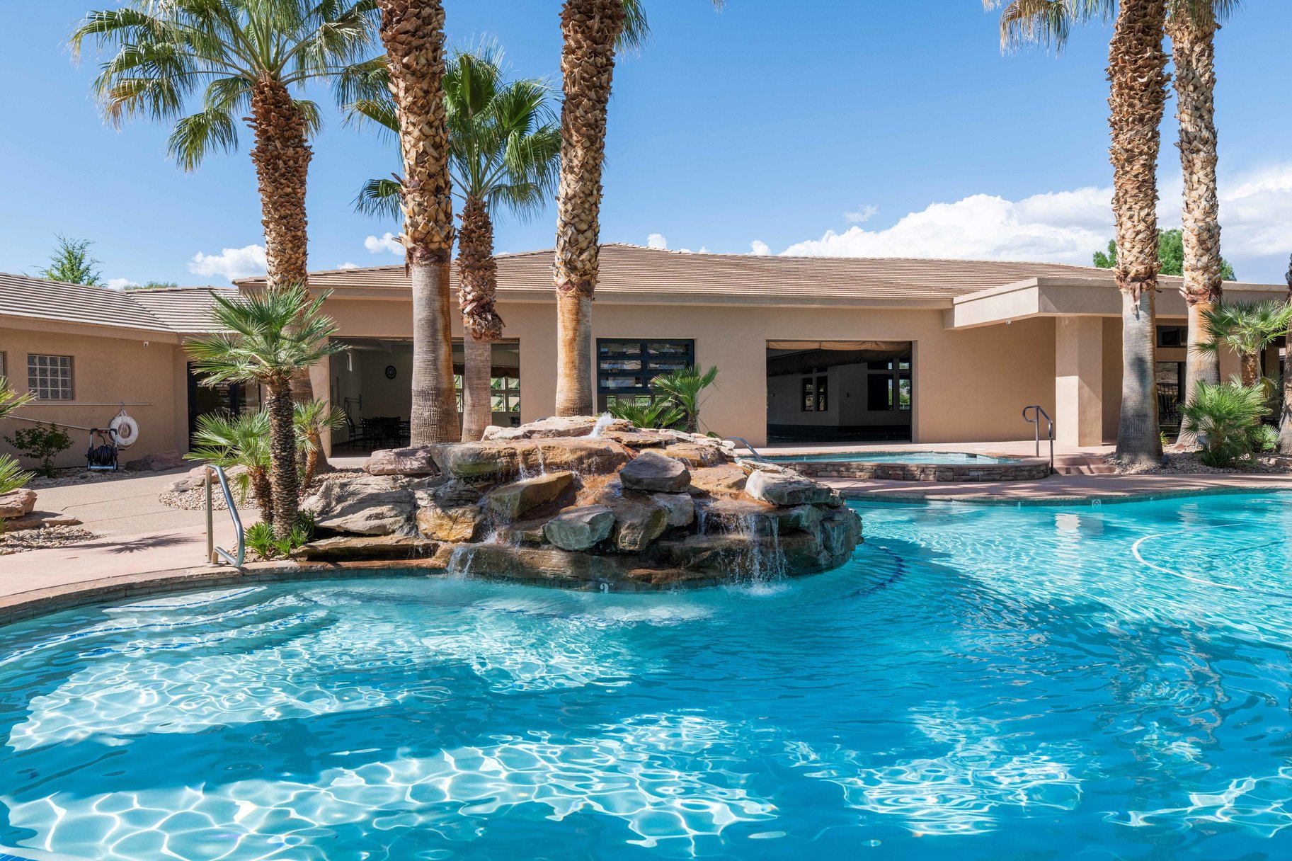  On The edge Of Stone Cliff With Sweeping Stunning City And Mountain Views - 物件實景