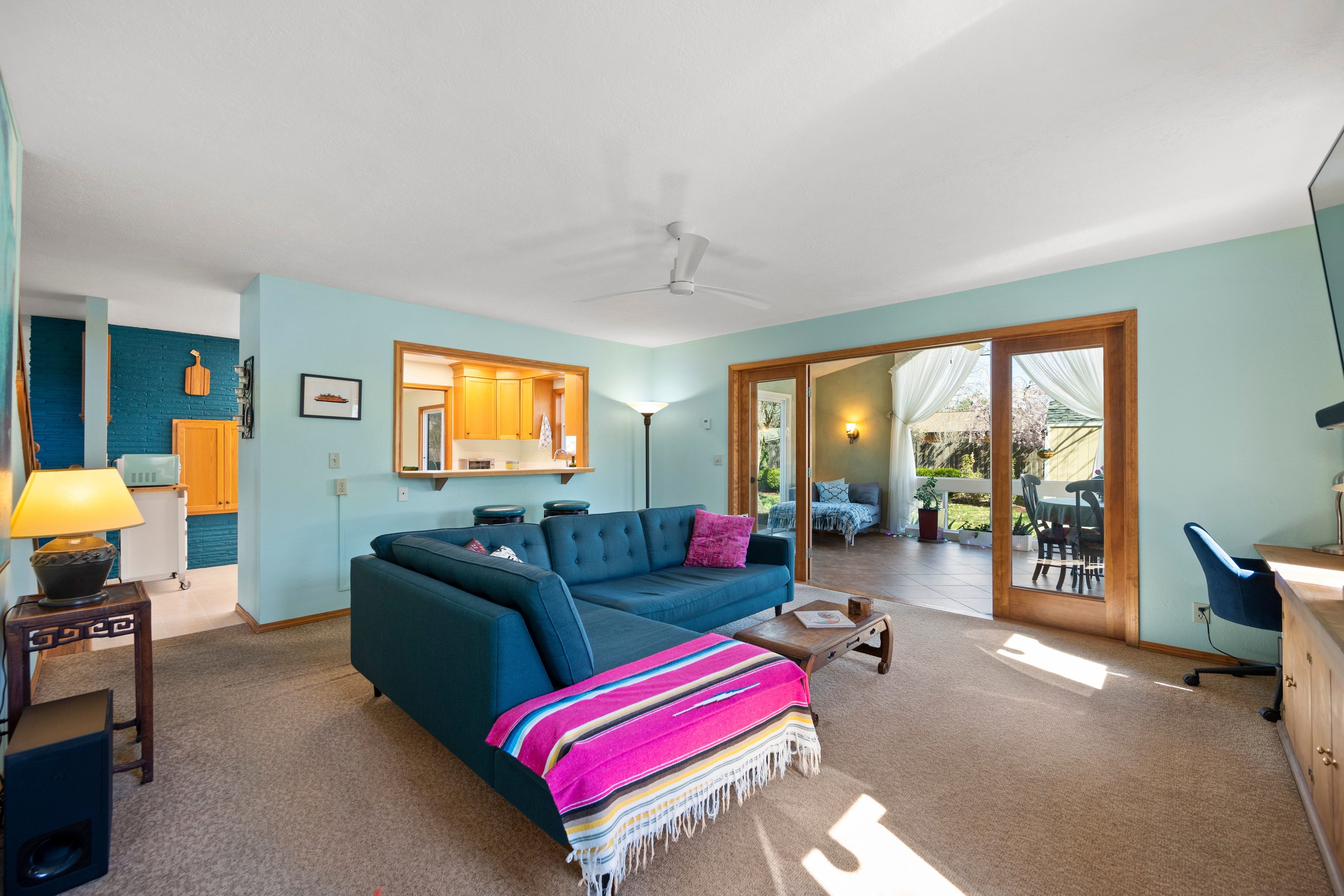  Timeless Mid-Century Design with Sunroom Living and Garden Oasis - 物件實景