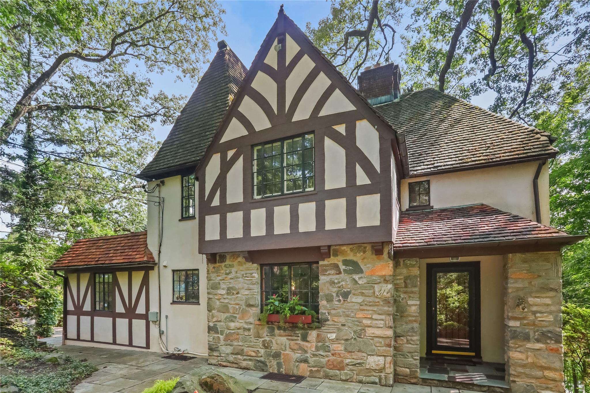 Pleasantville, New York, 10570, United States, 4 Bedrooms Bedrooms, ,4 BathroomsBathrooms,Residential,For Sale,1896096