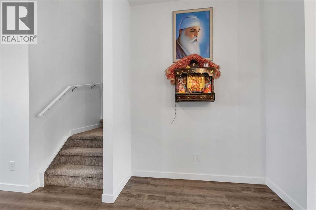 CALGARY, Alberta, T2X 4R1, CA, 3 Bedrooms Bedrooms, ,2 BathroomsBathrooms,Residential,For Sale,1949182