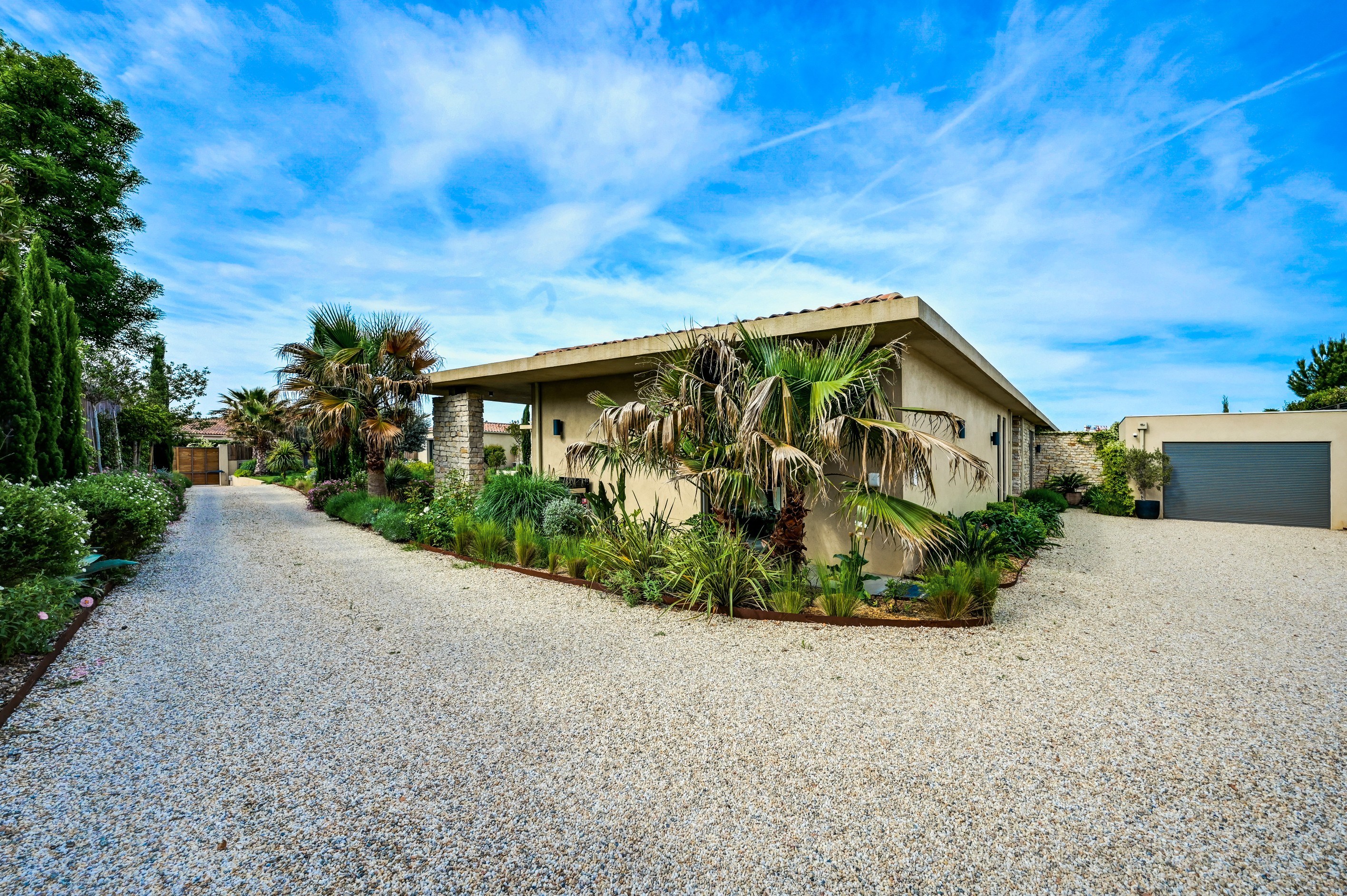  Elegant single-storey villa – 225 sqm of living space – 1,500 sqm landscaped gr… - 物件實景