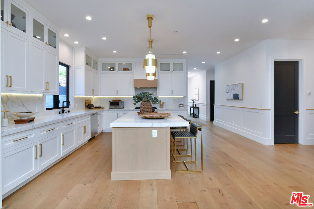 Encino, California, 91316, United States, 4 Bedrooms Bedrooms, ,5 BathroomsBathrooms,Residential,For Sale,2002982