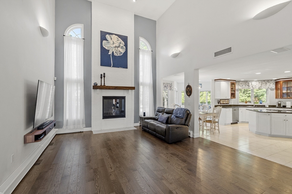 Middleton, Massachusetts, 01949, United States, 4 Bedrooms Bedrooms, ,4 BathroomsBathrooms,Residential,For Sale,1900627