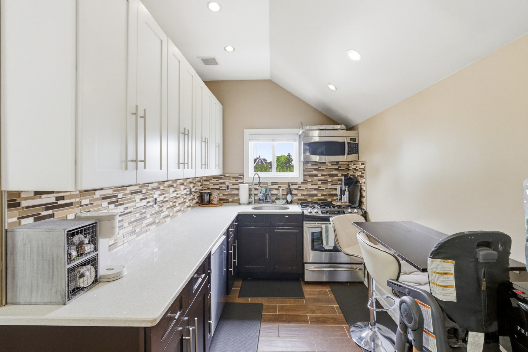  Fully Renovated Two Family Property - 物件實景