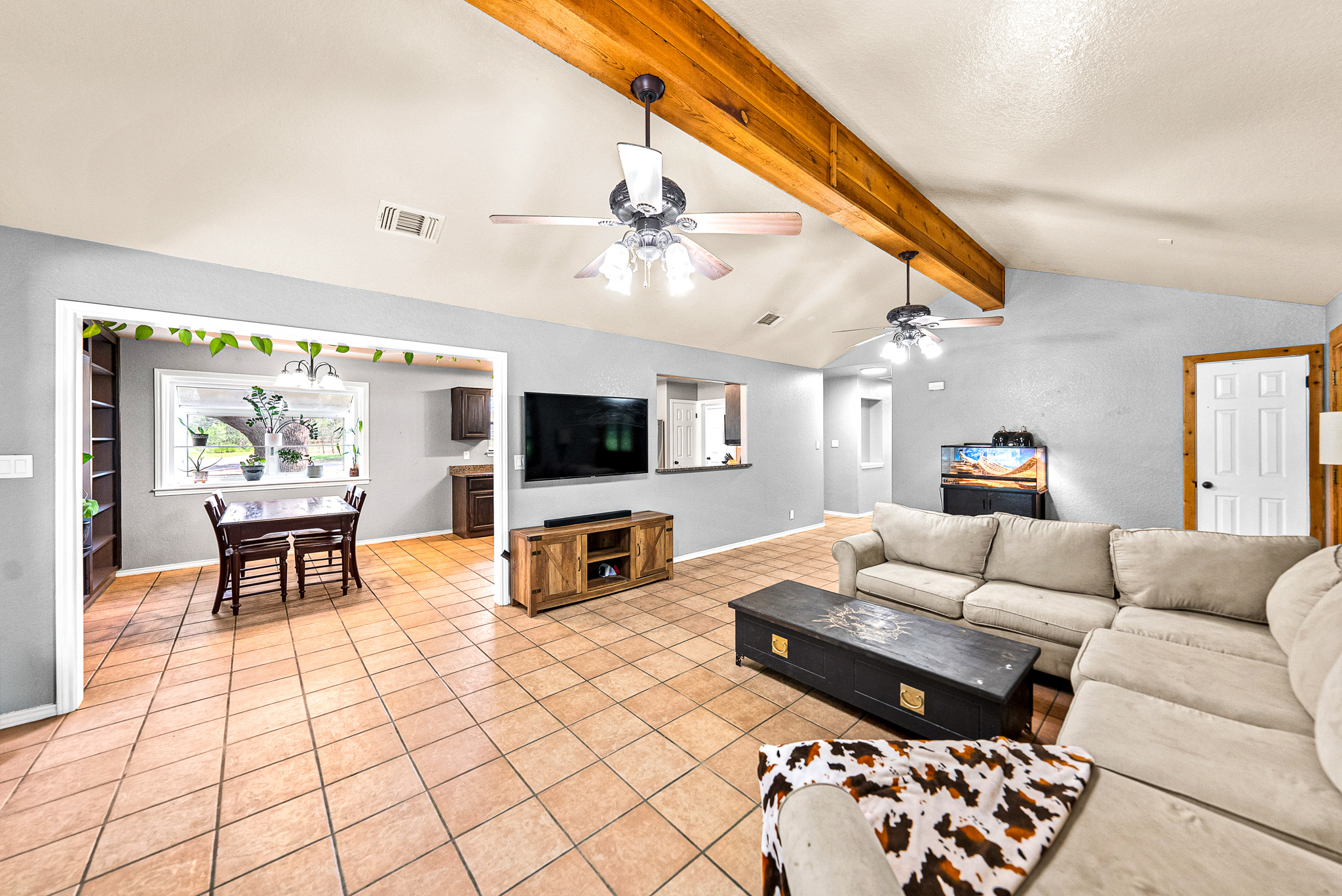  Private 10-Acre Horse Property in Lytle - 物件實景