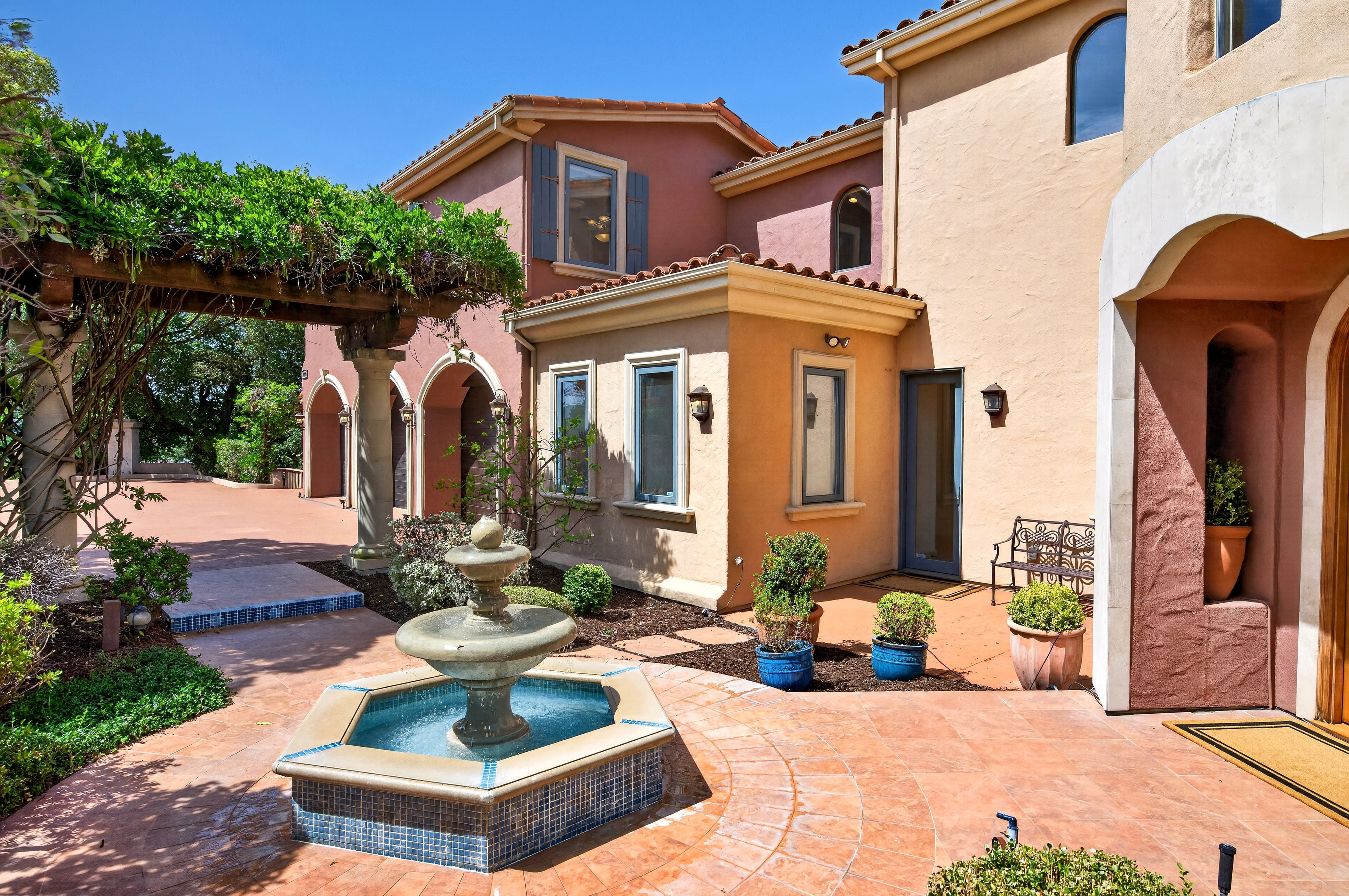  An Extraordinary Round Hill Estate Defined by Privacy, Views, and Sophistication - 物件實景