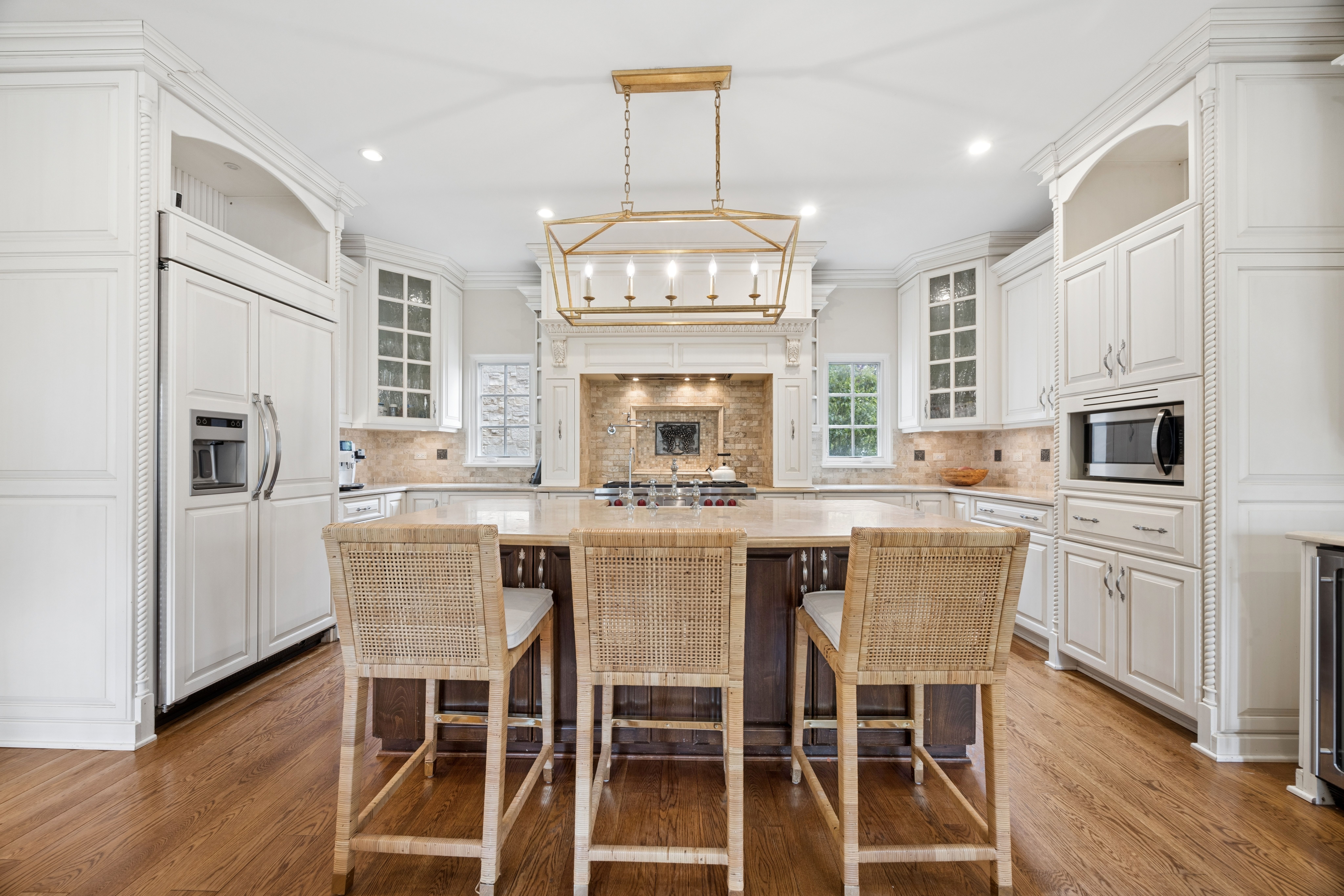  Timeless Architectural Detail with Warm, Inviting Living Spaces - 物件實景