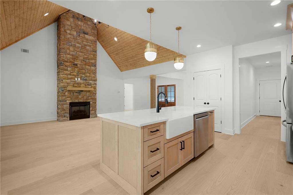 Calhoun, Georgia, 30701, United States, 4 Bedrooms Bedrooms, ,4 BathroomsBathrooms,Residential,For Sale,1980767