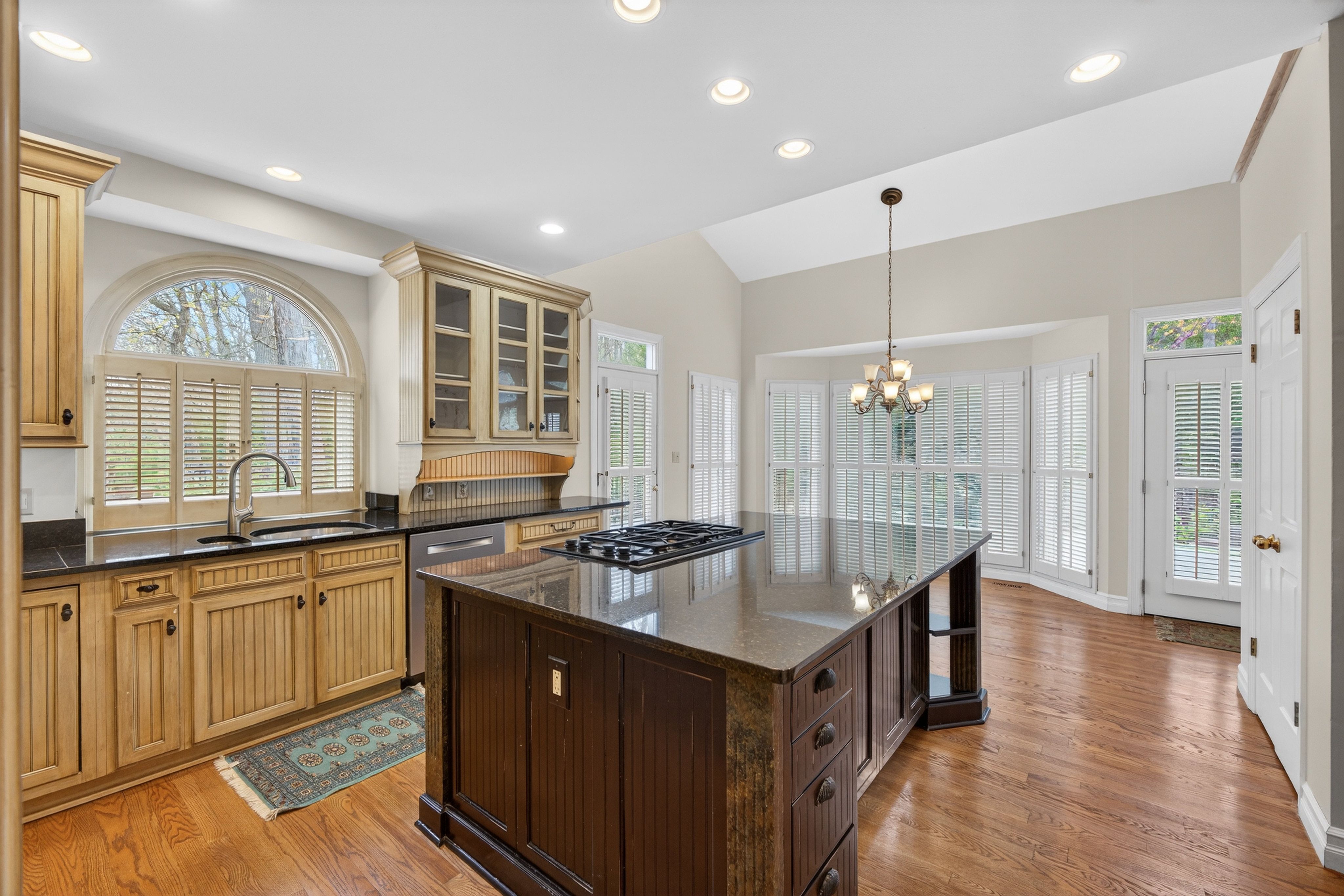  Tucked within the serene, tree-lined enclave of The Forest Subdivision - 物件實景