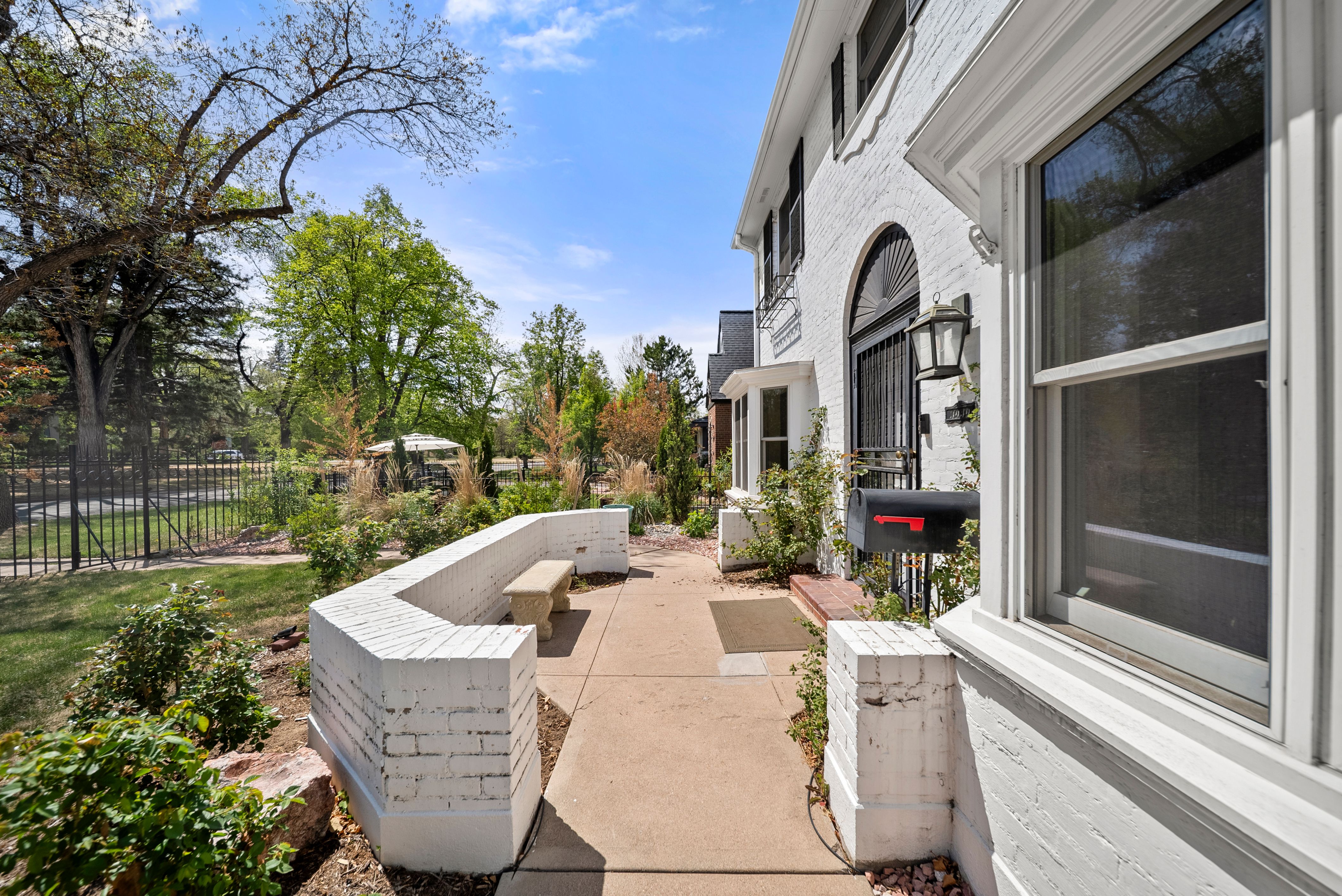  This Home Blends Historic Character with Modern Functionality - 物件實景