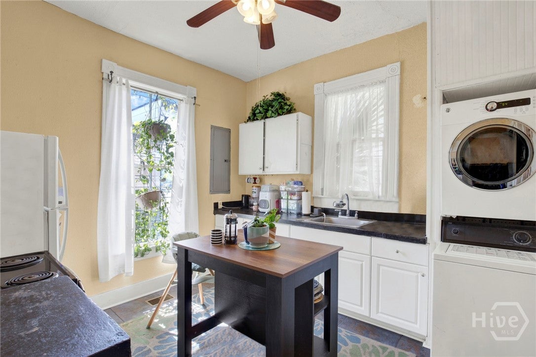 Savannah, Georgia, 31401, United States, 2 Bedrooms Bedrooms, ,3 BathroomsBathrooms,Residential,For Sale,2031134