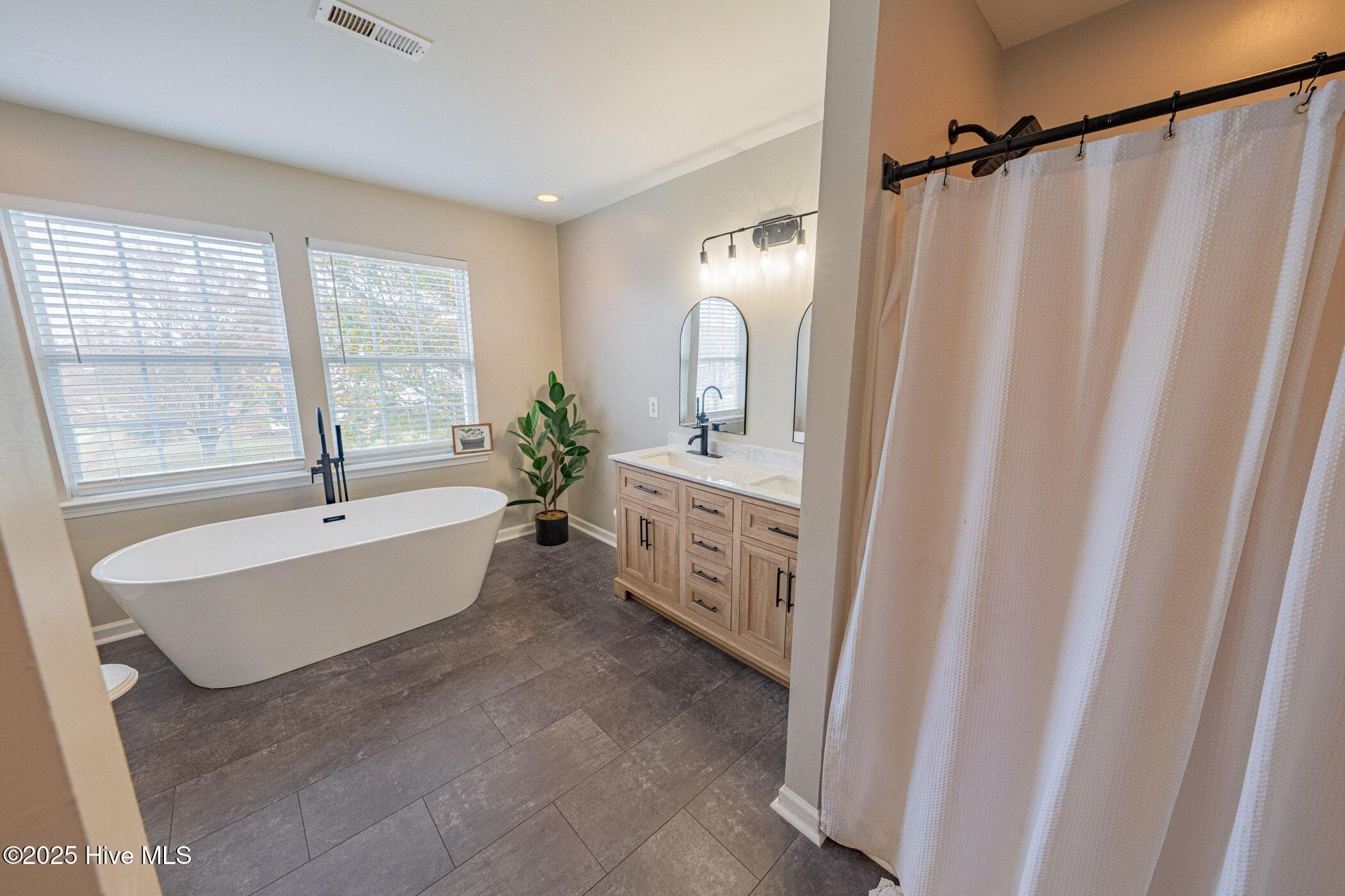 Moyock, North Carolina, 27958, United States, 6 Bedrooms Bedrooms, ,3 BathroomsBathrooms,Residential,For Sale,1997341