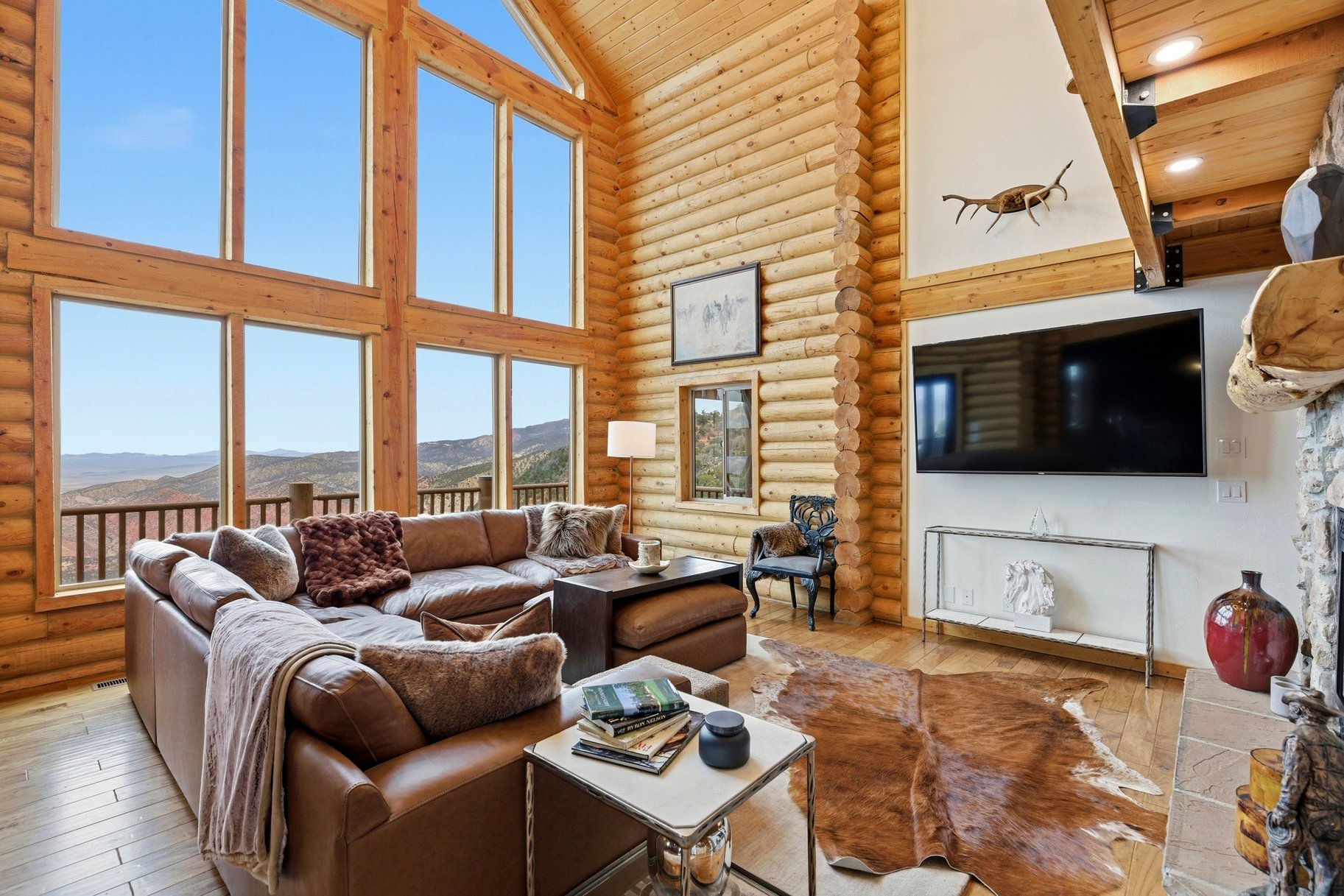  Renovated Log Cabin in Cedar Highlands with Wraparound Deck & Mountain Views - 物件實景