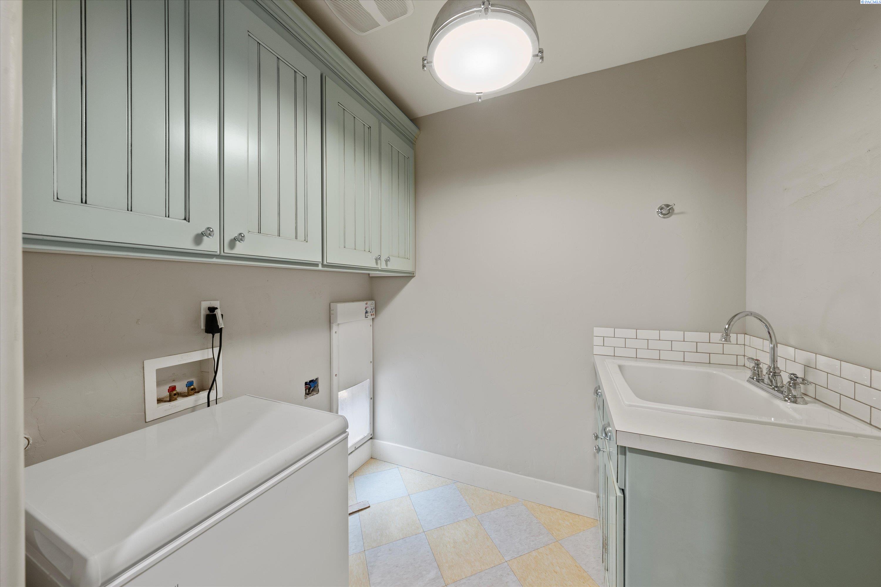 Richland, Washington, 99352, United States, 5 Bedrooms Bedrooms, ,3 BathroomsBathrooms,Residential,For Sale,1987518