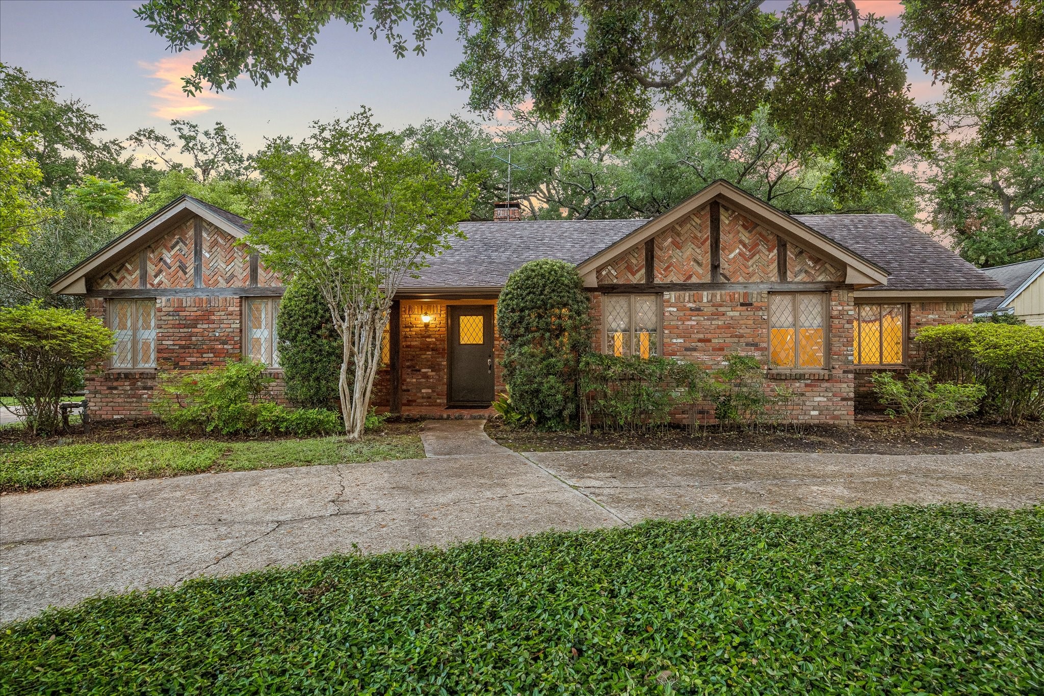  2126 Chimney Rock Road - 物件實景