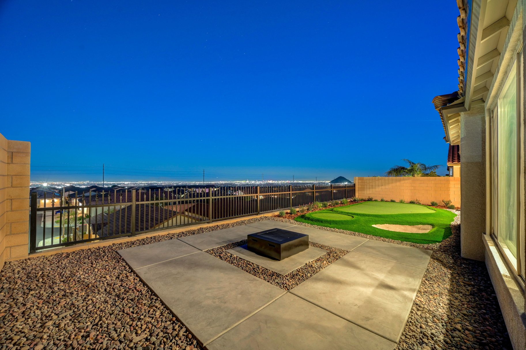  Thoughtfully Upgraded Home Set on an Elevated Lot Offering Sweeping Views - 物件實景