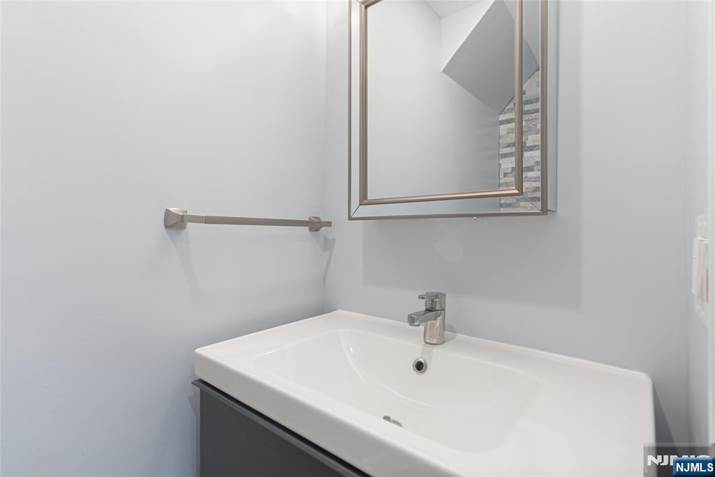 Teaneck, New Jersey, 07666, United States, 3 Bedrooms Bedrooms, ,2 BathroomsBathrooms,Residential,For Sale,1987513