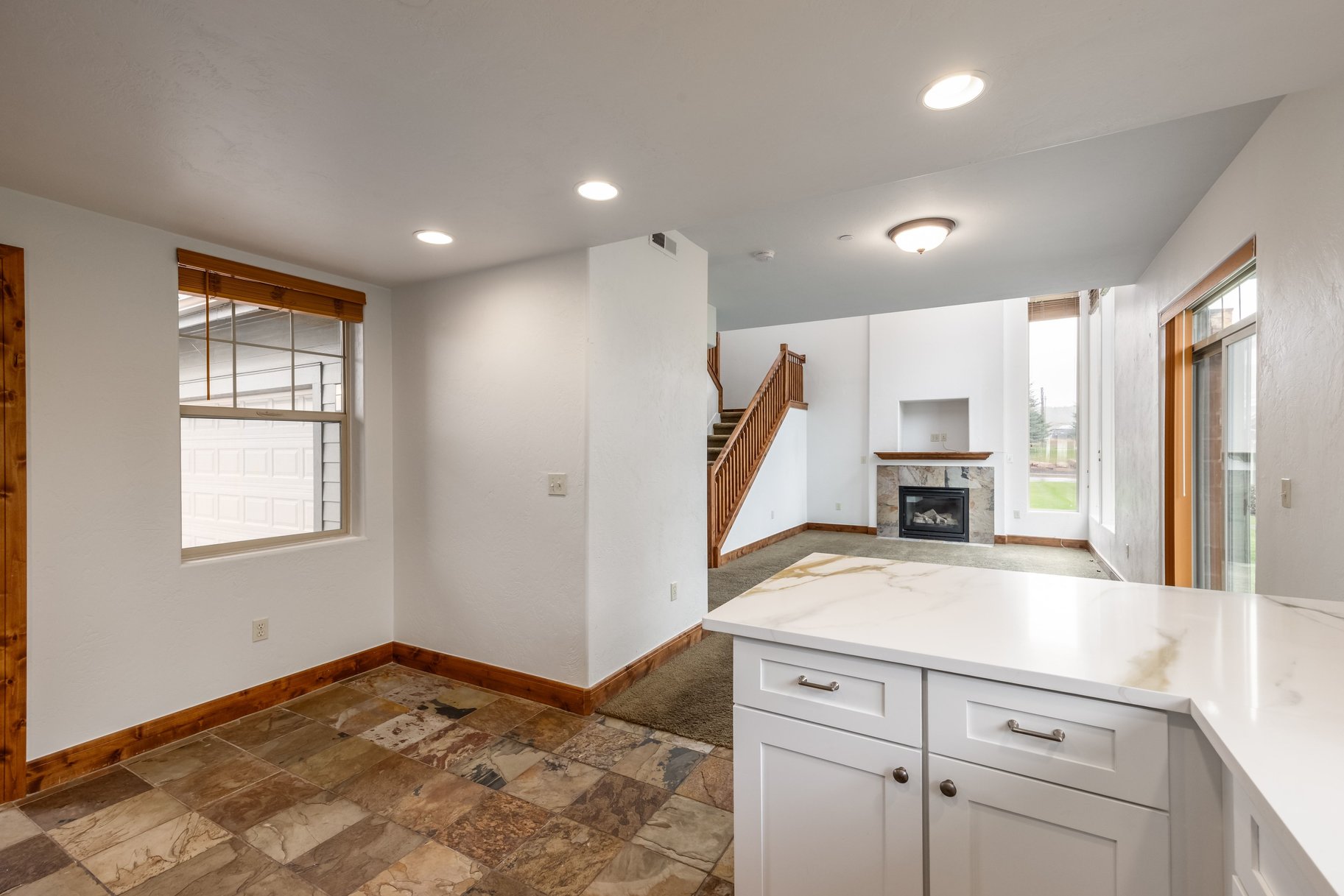  3-Bedroom Fox Point Townhome with 2-Car Garage & Newly Updated Kitchen - 物件實景
