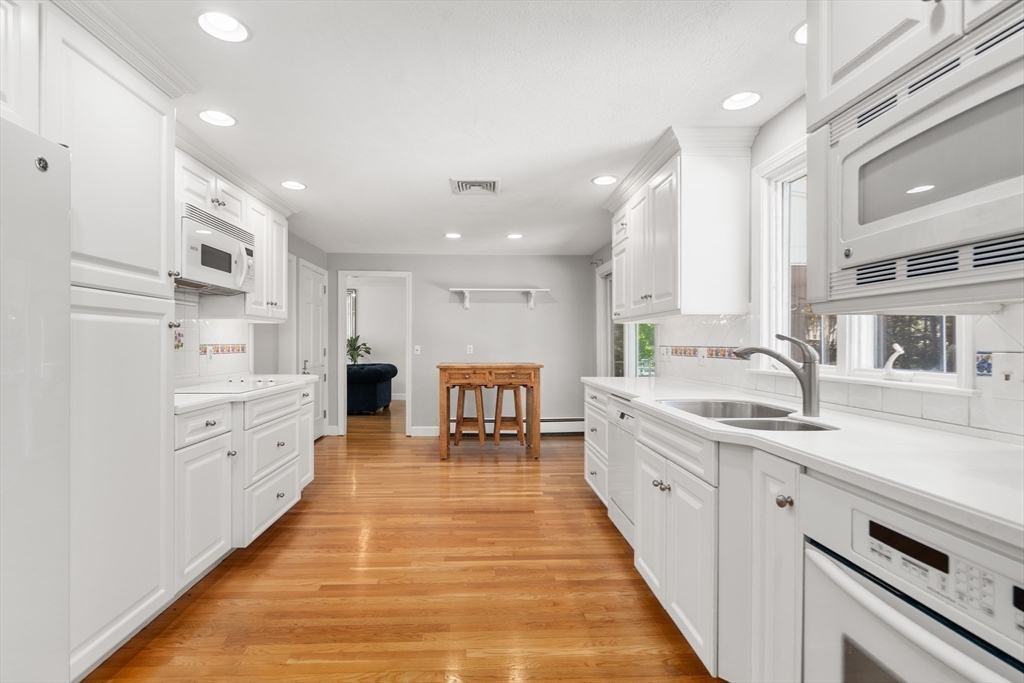 Framingham, Massachusetts, 01701, United States, 4 Bedrooms Bedrooms, ,3 BathroomsBathrooms,Residential,For Sale,1988124