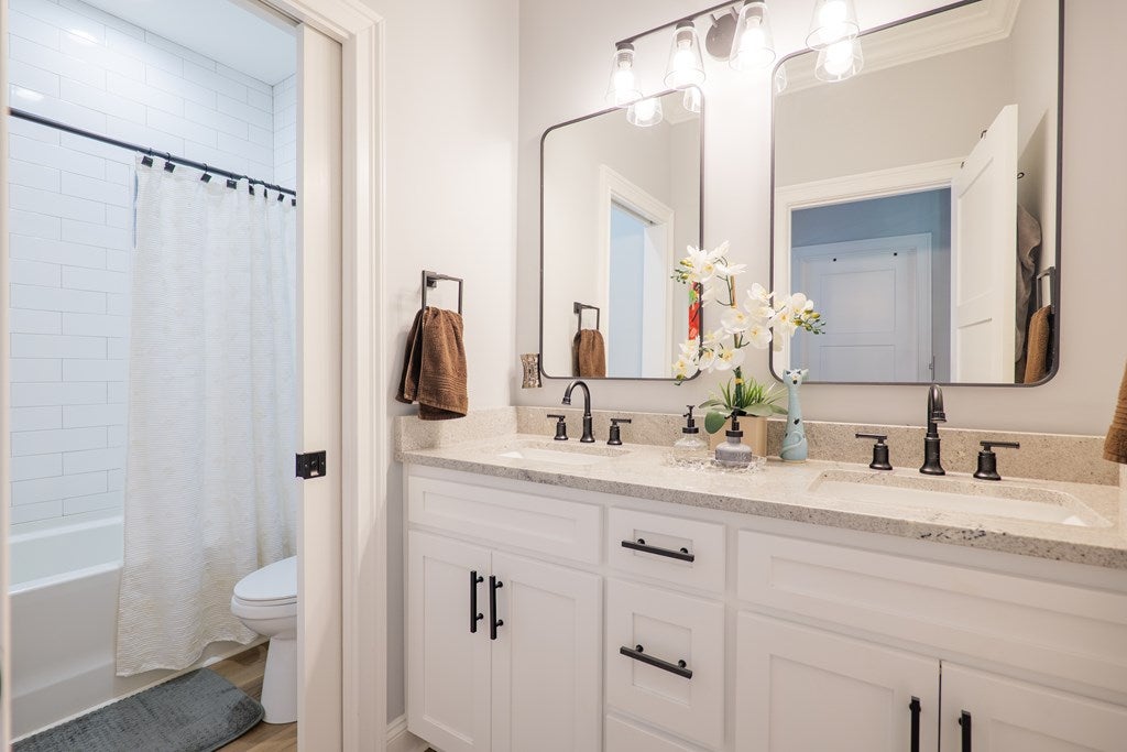 Valdosta, Georgia, 31601, United States, 4 Bedrooms Bedrooms, ,5 BathroomsBathrooms,Residential,For Sale,1991156