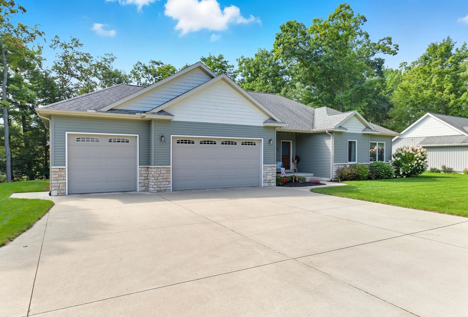 Big Rapids, Michigan, 49307, United States, 3 Bedrooms Bedrooms, ,4 BathroomsBathrooms,Residential,For Sale,1976014