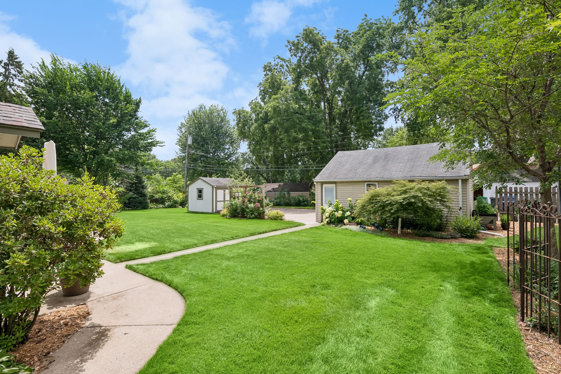  Thoughtfully Updated Tudor on a Rare Oversized Lot - 物件實景