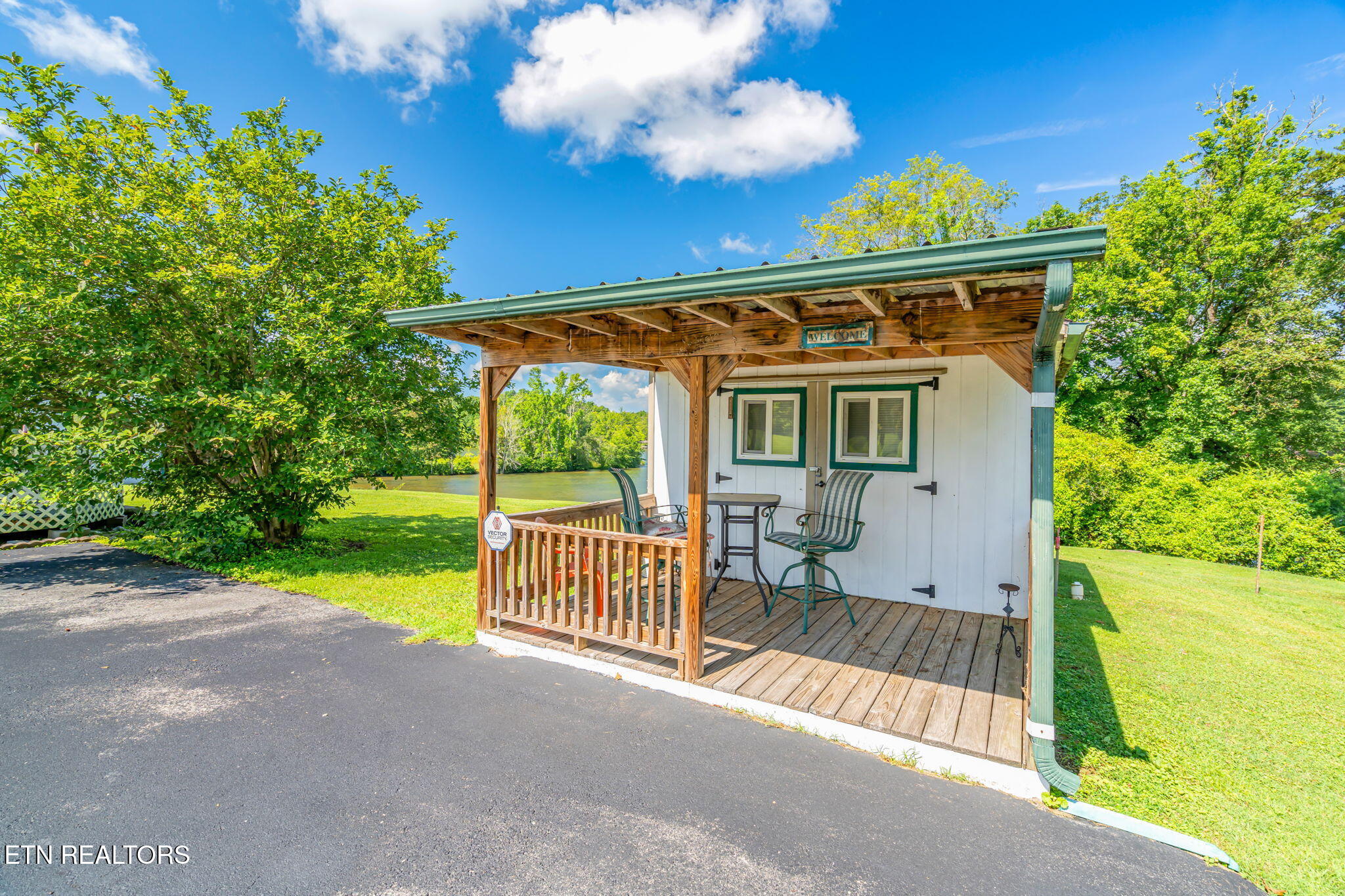 Kingston, Tennessee, 37763, United States, 3 Bedrooms Bedrooms, ,2 BathroomsBathrooms,Residential,For Sale,1891153