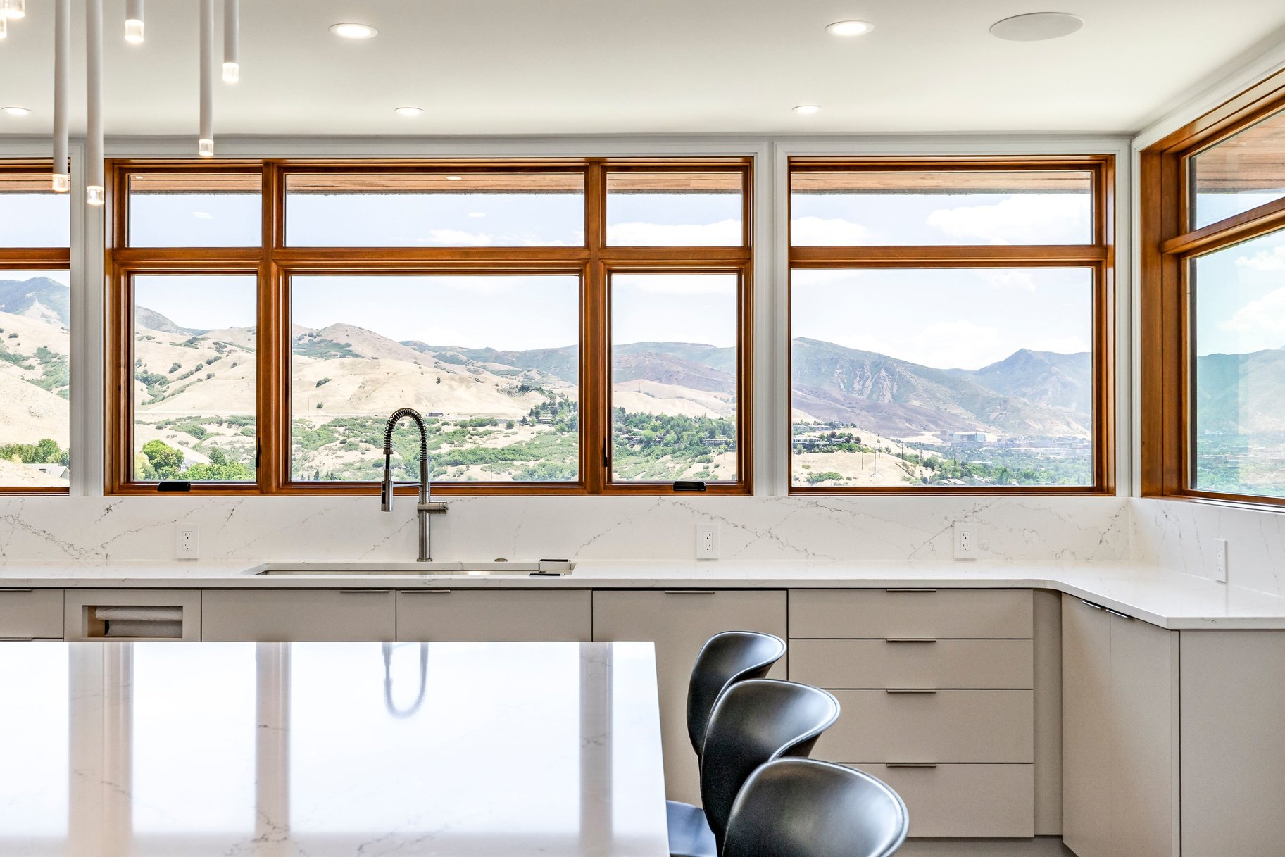  Stunning Contemporary Home with Commanding Views - 物件實景