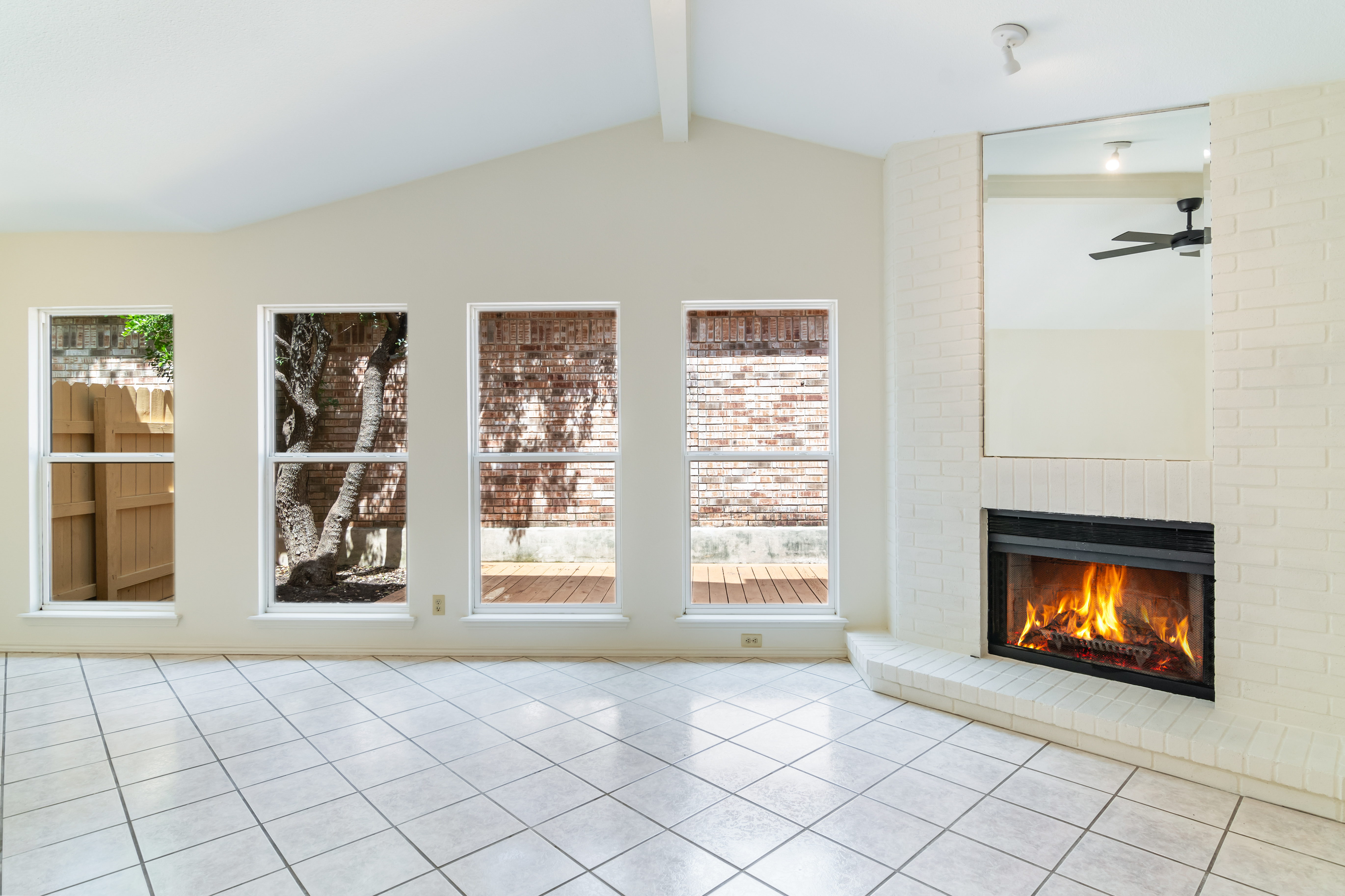  Spacious Woodridge Gem with Fireplace - 物件實景