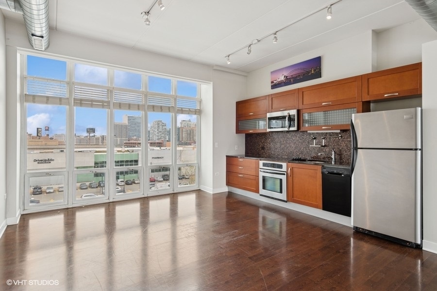 Chicago, Illinois, 60661, United States, 2 Bedrooms Bedrooms, ,2 BathroomsBathrooms,Residential,For Sale,1942571