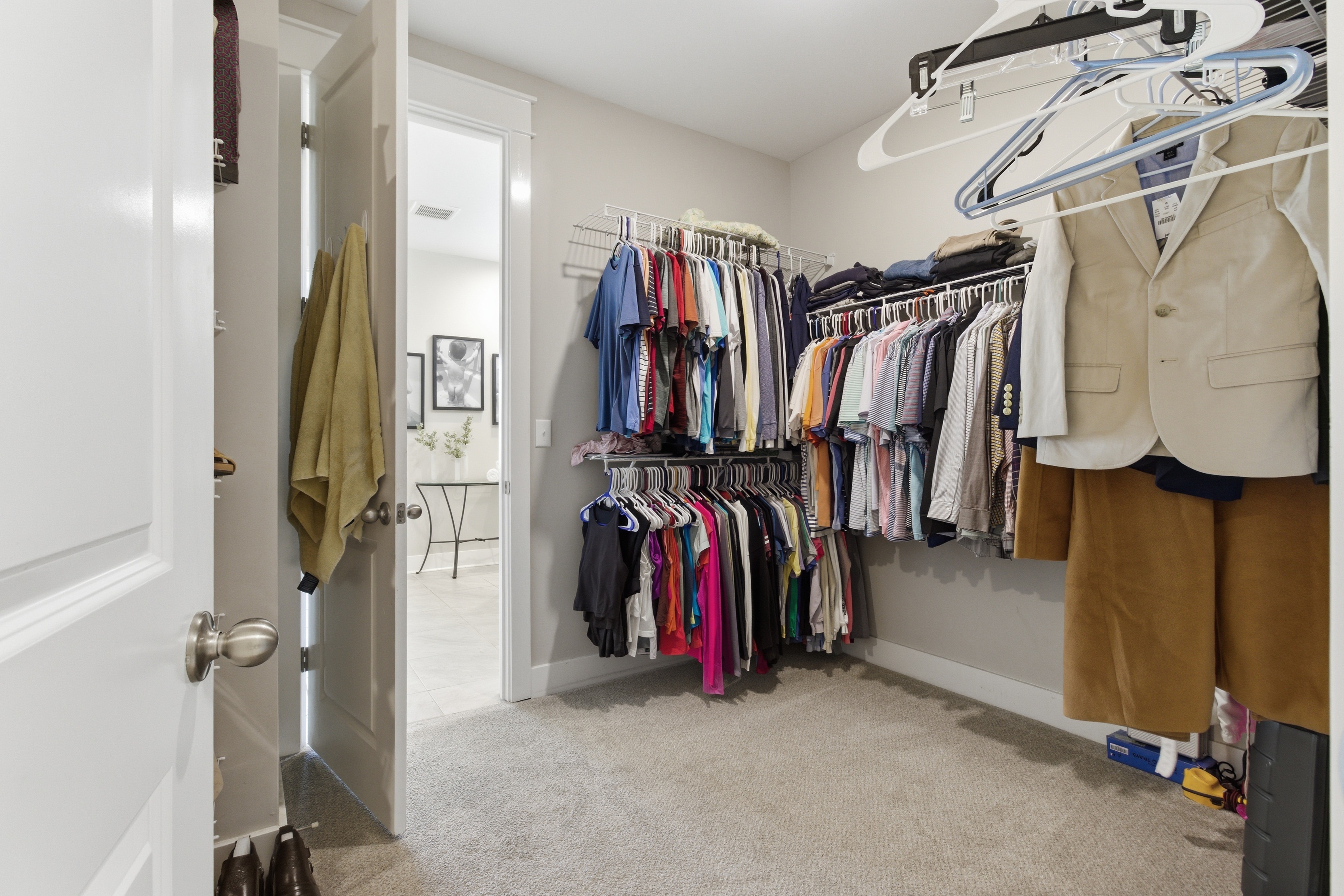  Spacious Corner-Lot Retreat With Flexible Living - 物件實景