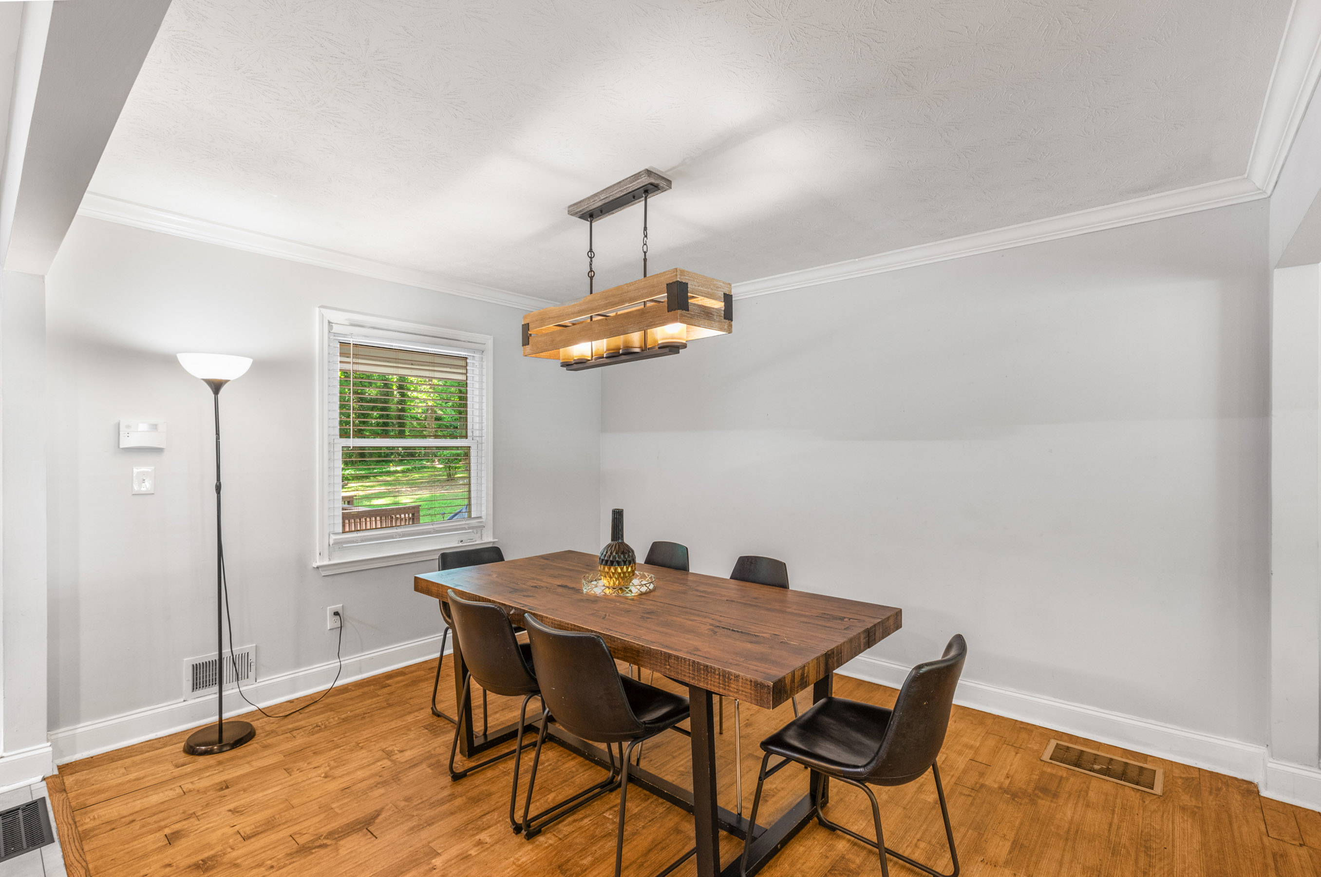  Beautifully Updated Four Bedroom Home on a Peaceful Cul-de-sac - 物件實景