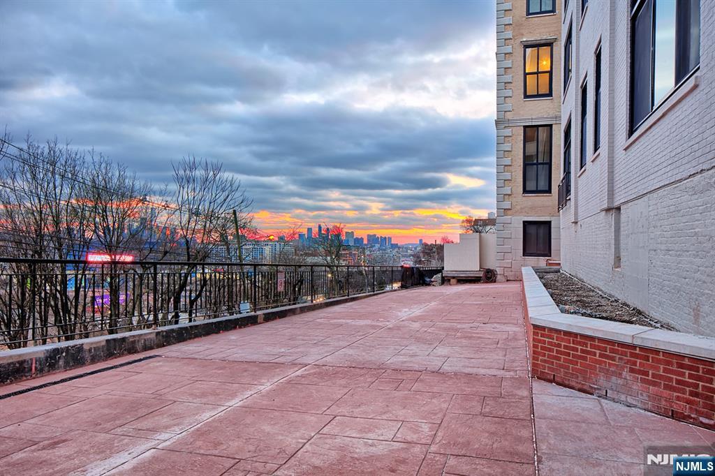 Weehawken, New Jersey, 07086, United States, 2 Bedrooms Bedrooms, ,2 BathroomsBathrooms,Residential,For Sale,1840362