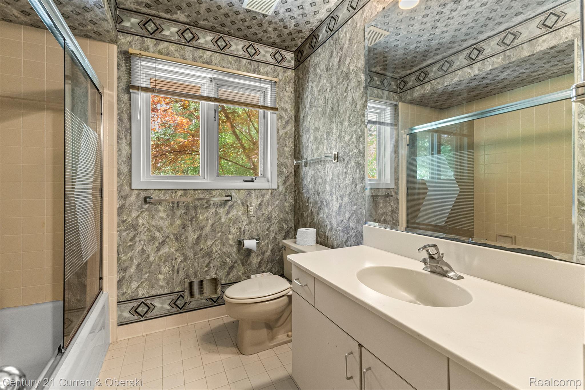 West Bloomfield Charter Township, Michigan, 48323, United States, 4 Bedrooms Bedrooms, ,4 BathroomsBathrooms,Residential,For Sale,1942642