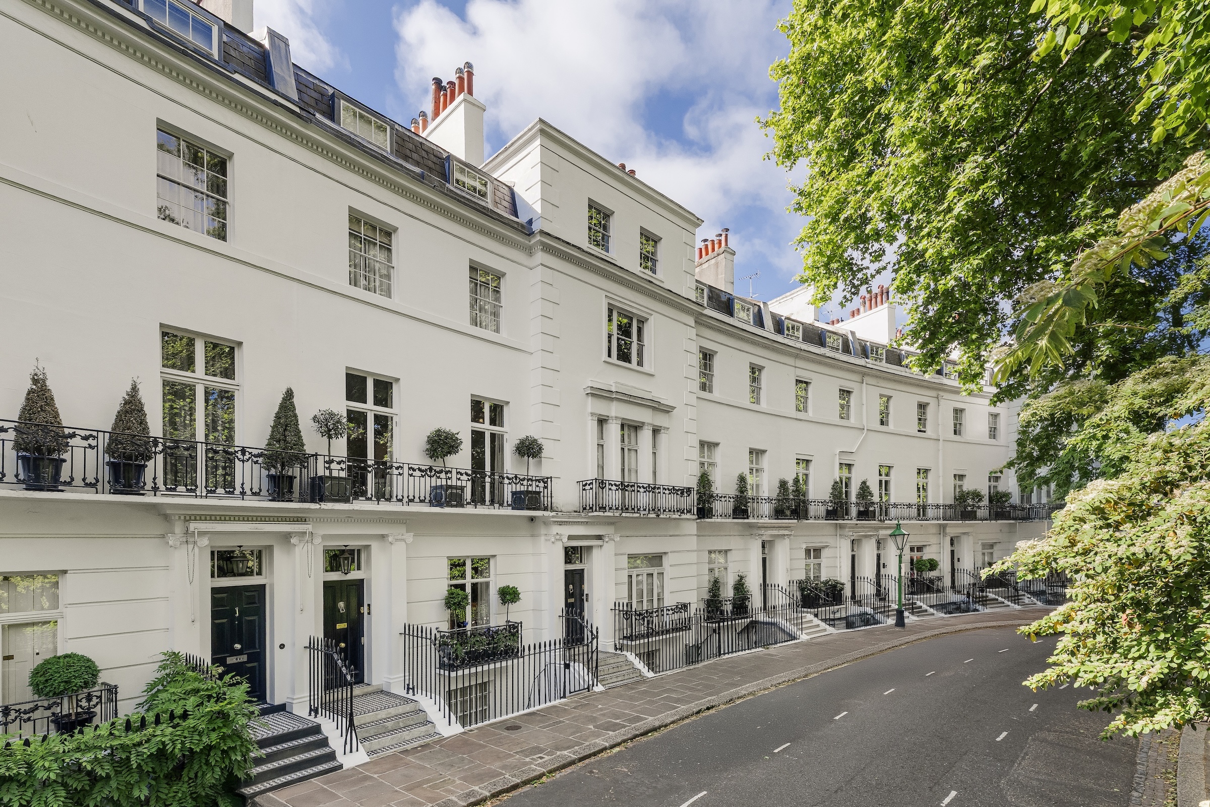 An exceptional key-house on the exclusive Egerton Crescent 