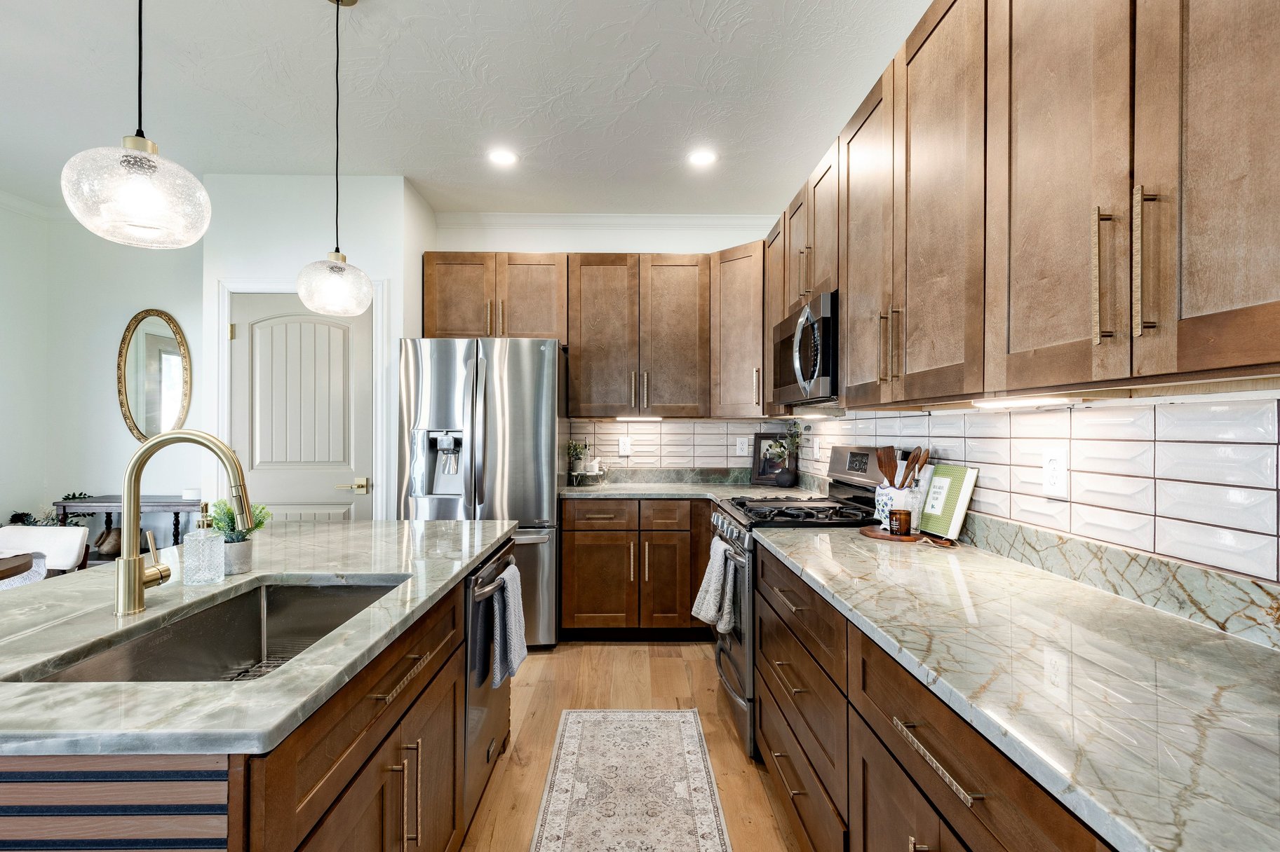  Fully Remodeled End-Unit in Prime Midvale Location - 物件實景