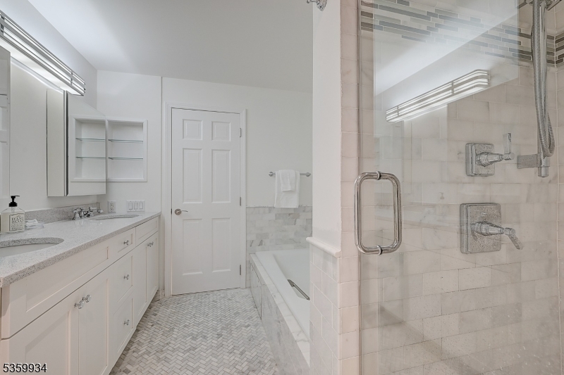 Maplewood Twp., New Jersey, 07040, United States, 2 Bedrooms Bedrooms, ,3 BathroomsBathrooms,Residential,For Sale,1913781