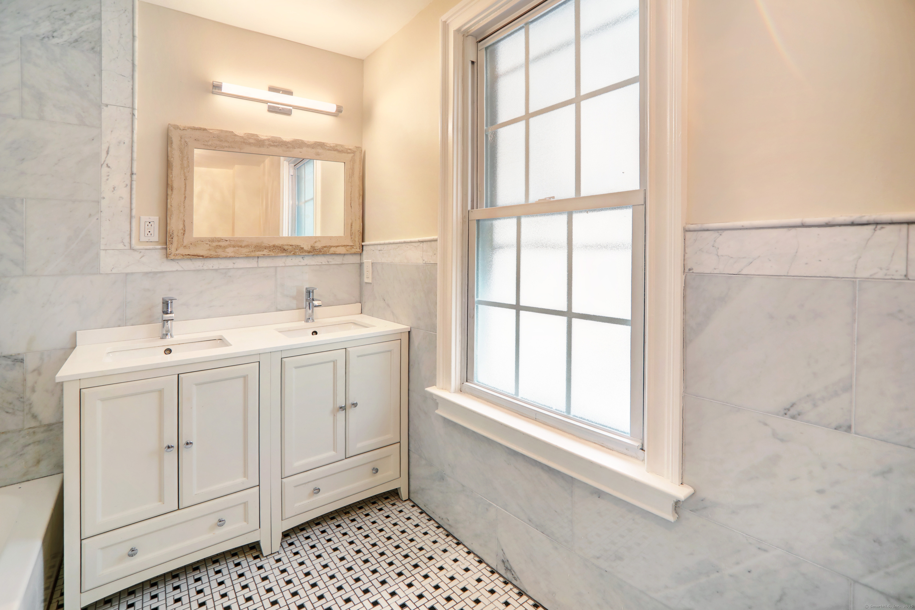 Hamden, Connecticut, 06518, United States, 9 Bedrooms Bedrooms, ,3 BathroomsBathrooms,Residential,For Sale,1940176