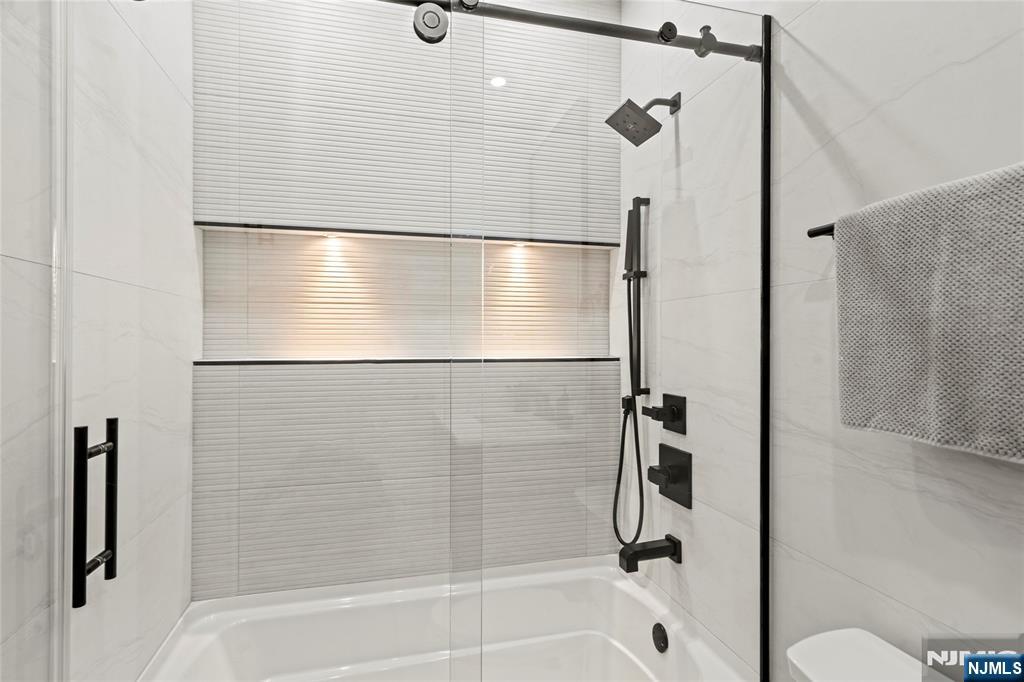 Jersey City, New Jersey, 07307, United States, 3 Bedrooms Bedrooms, ,2 BathroomsBathrooms,Residential,For Sale,1947058