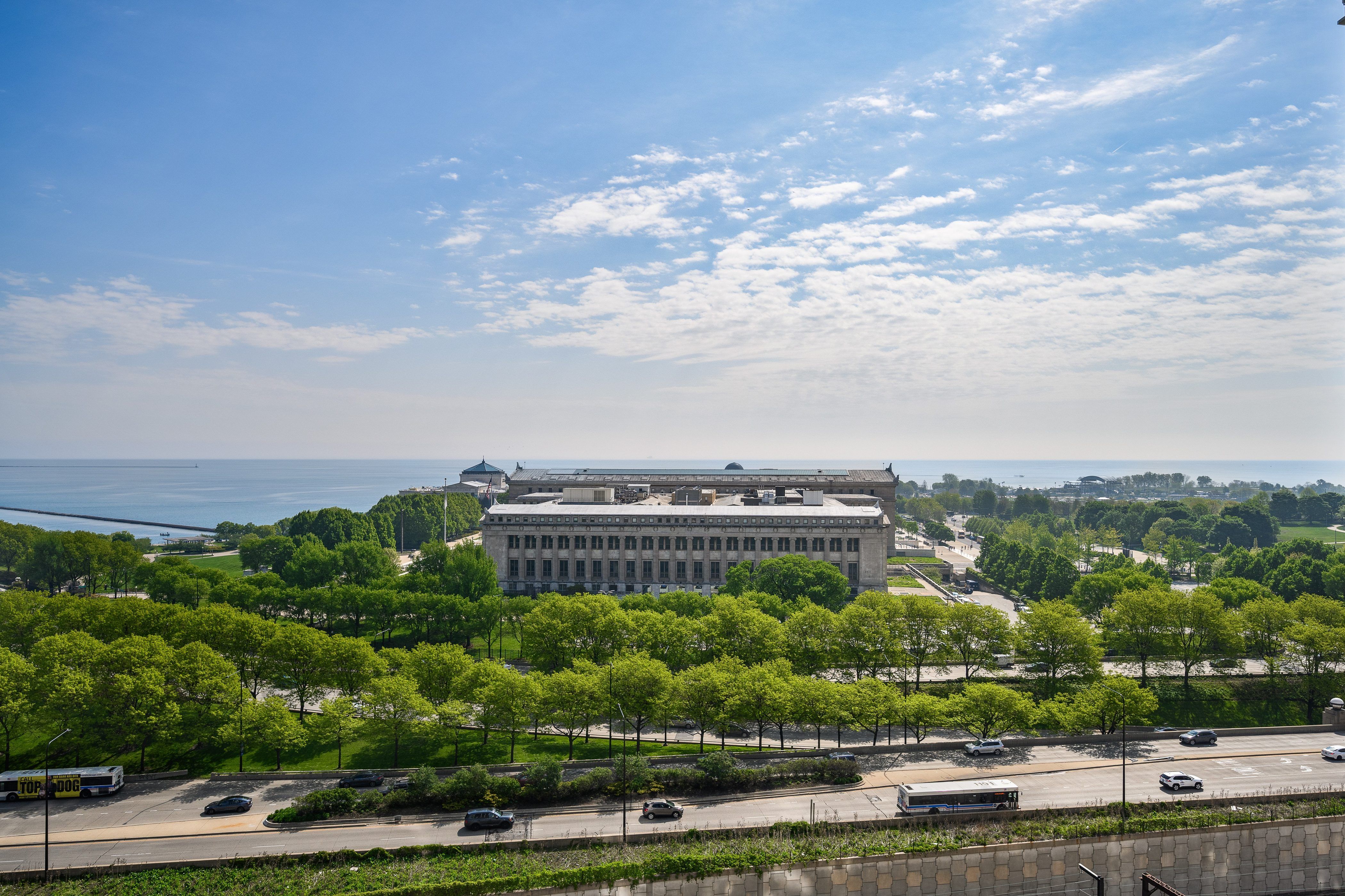 Sweeping Panoramic Views of Lake Michigan, Museum Campus, and Soldier Field - 物件實景